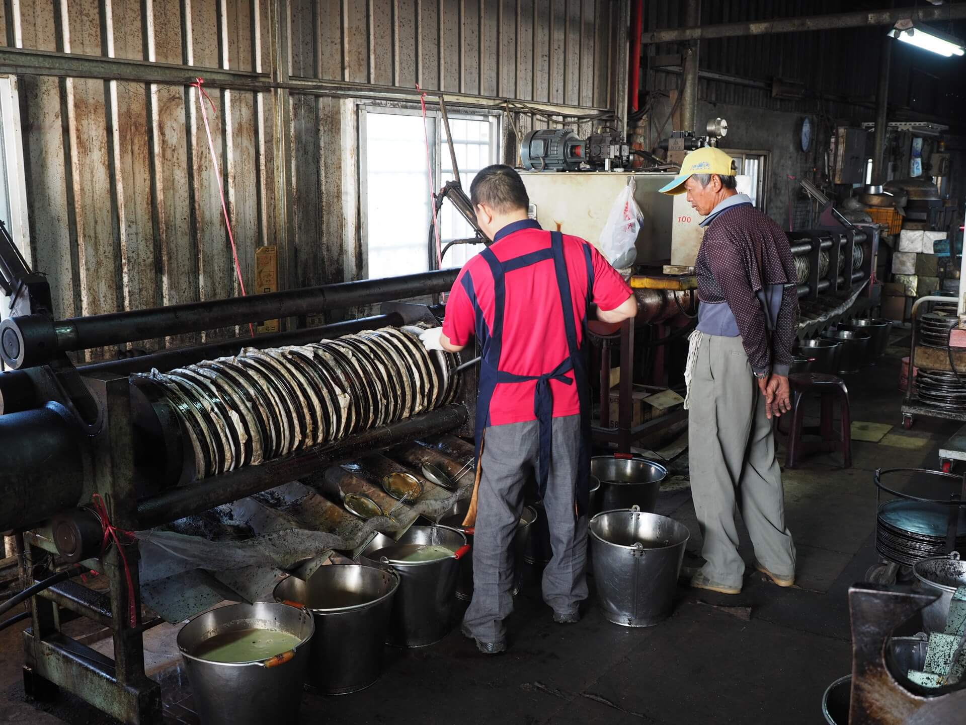 農民親自監督榨油過程