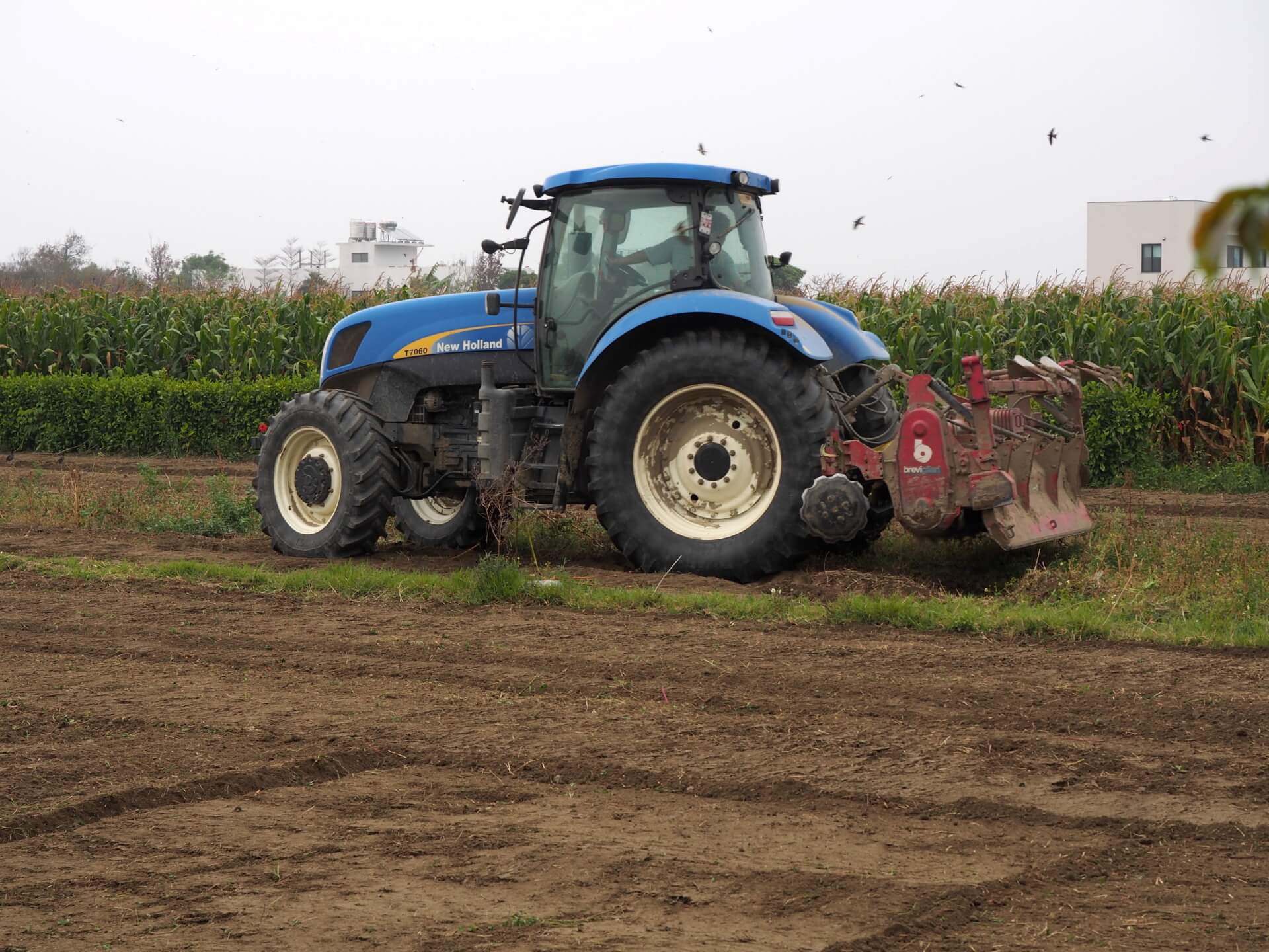 耕耘機翻土除草
