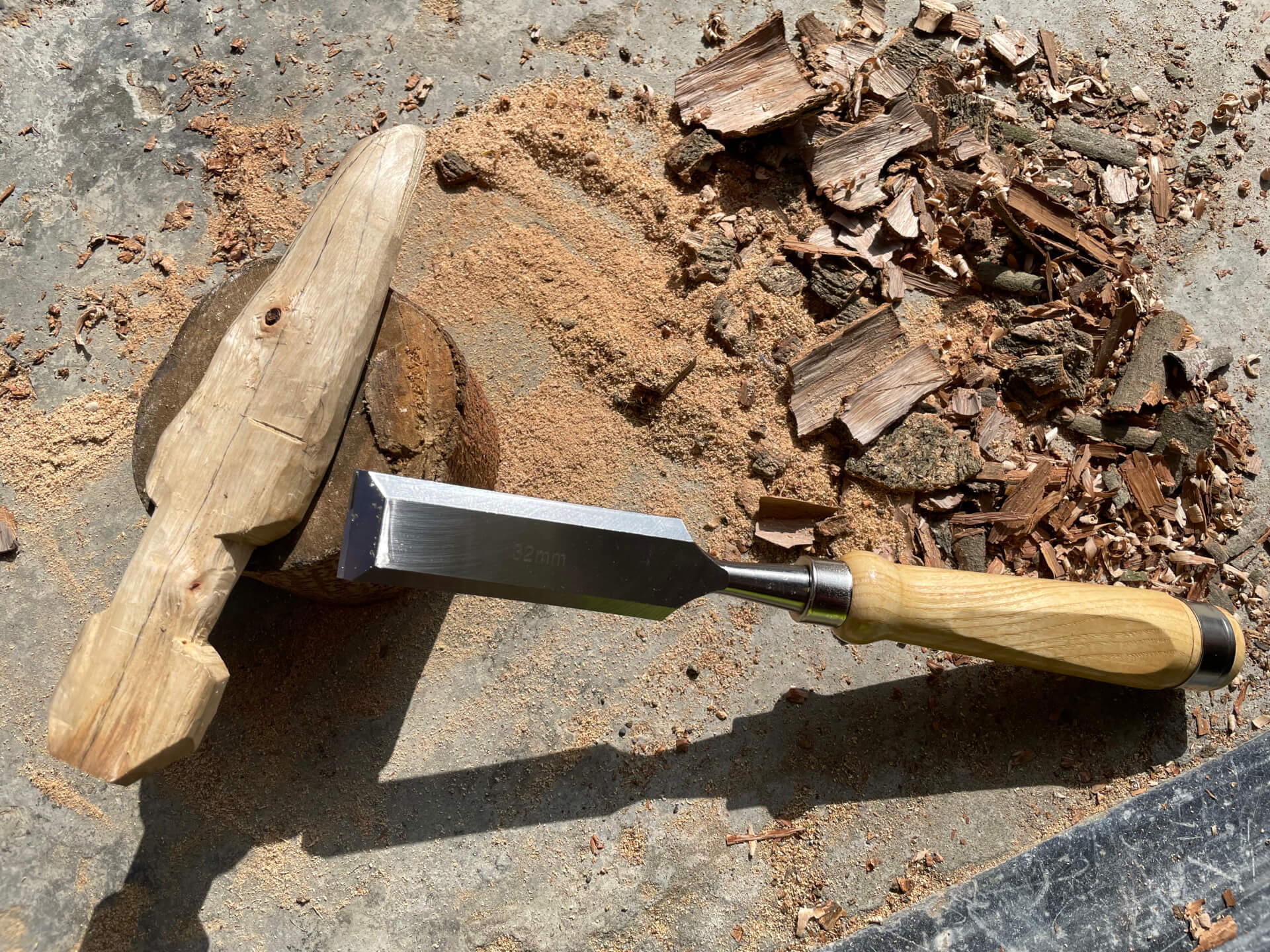 以鑿刀切出苦無邊緣