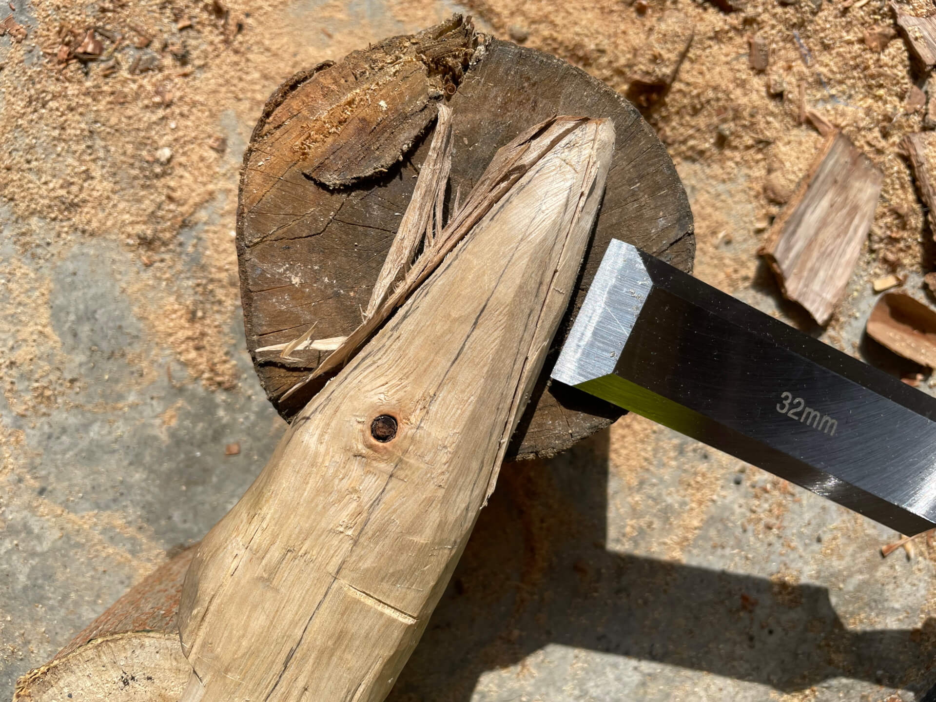 以鑿刀切出苦無邊緣