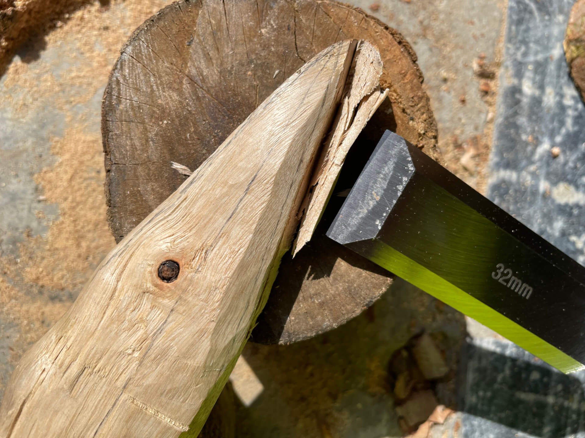 以鑿刀切出苦無邊緣