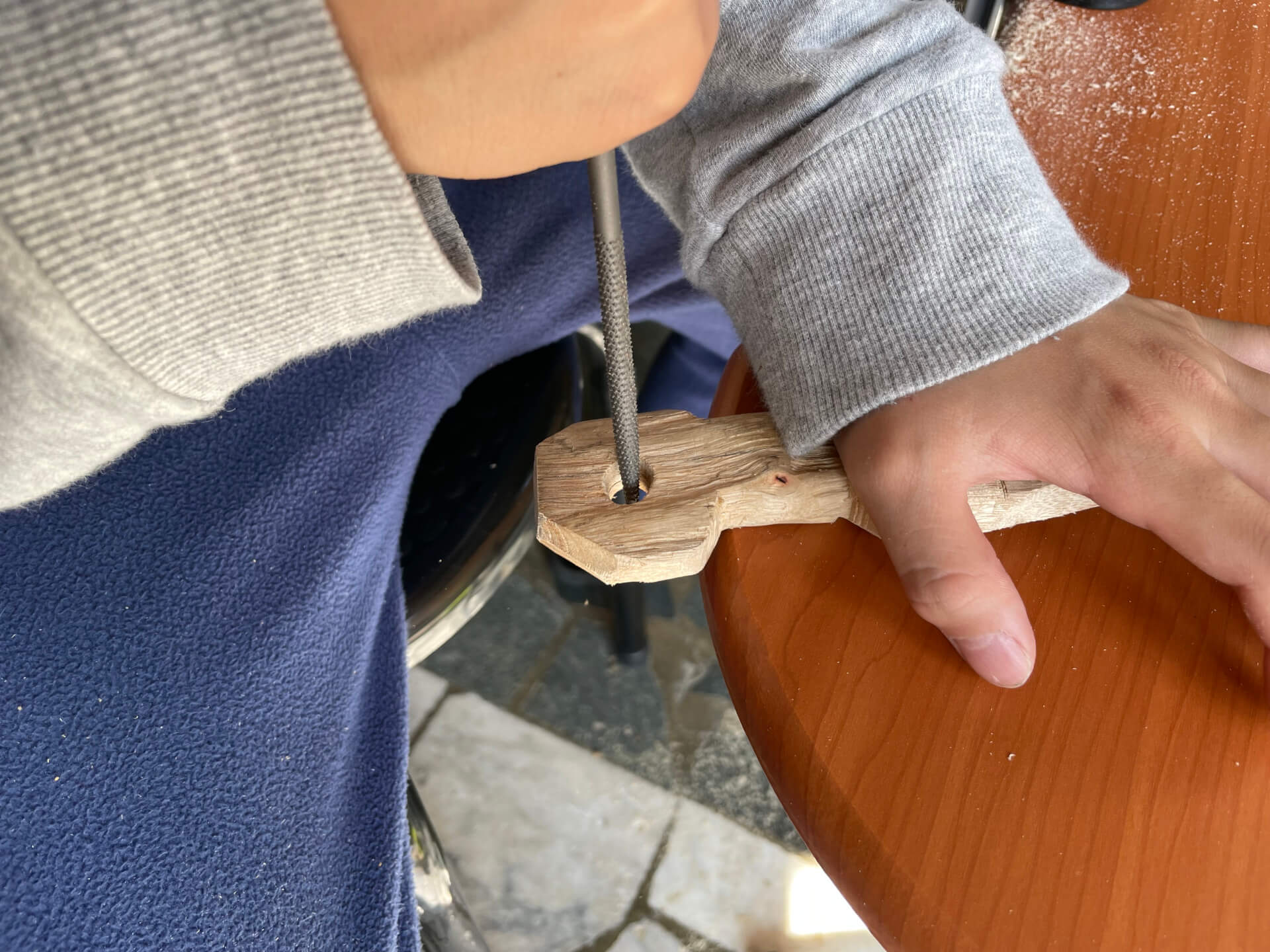 以銼刀修整洞口