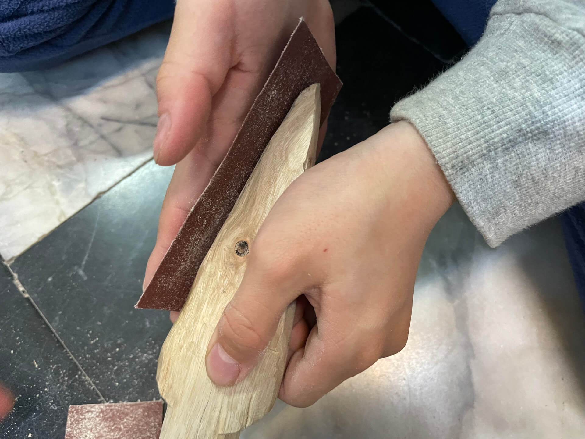 以砂紙打磨表面