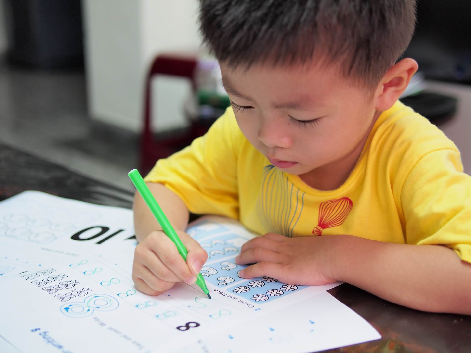 小朋友練習寫數字