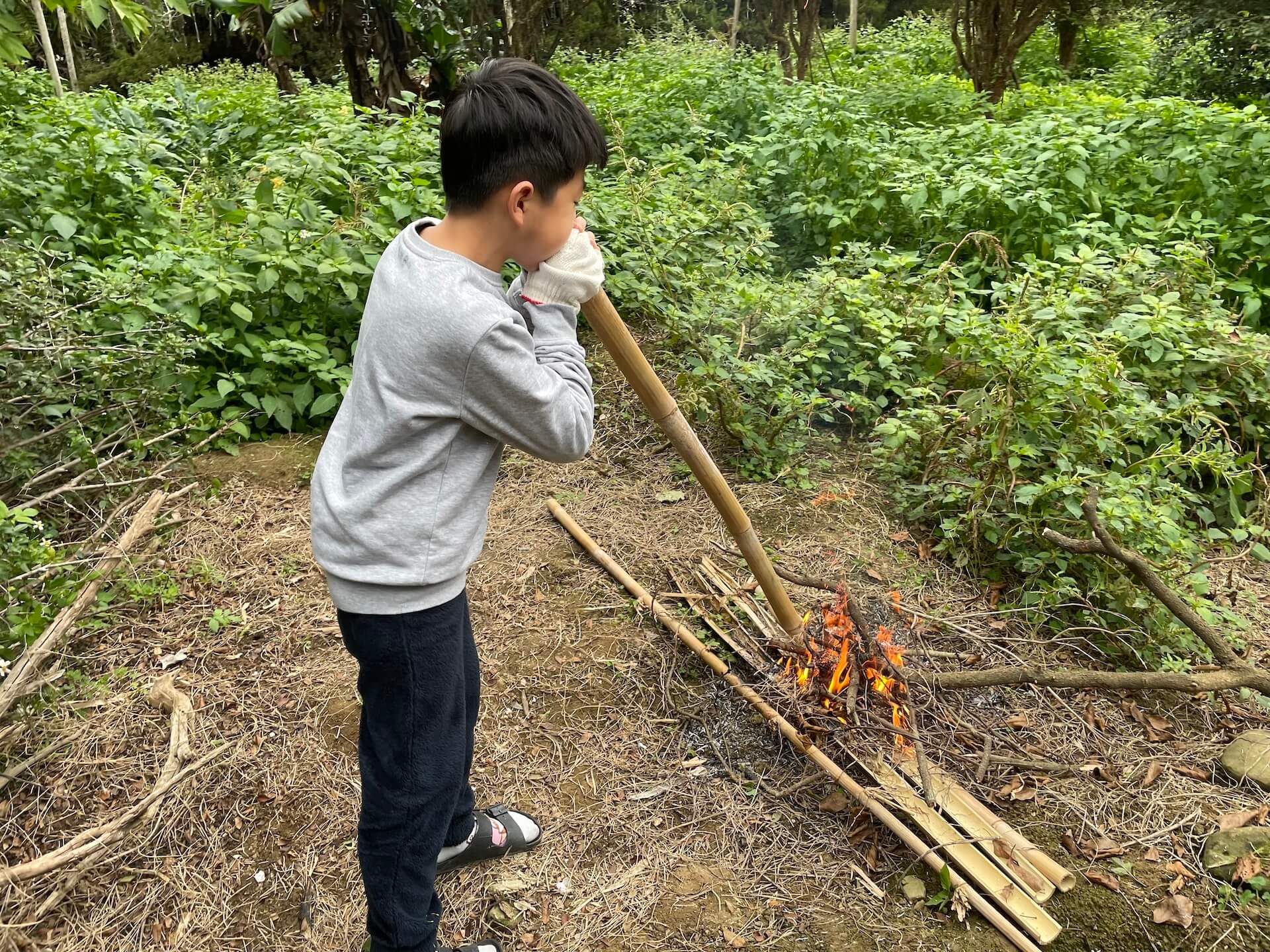 使用吹火筒生火