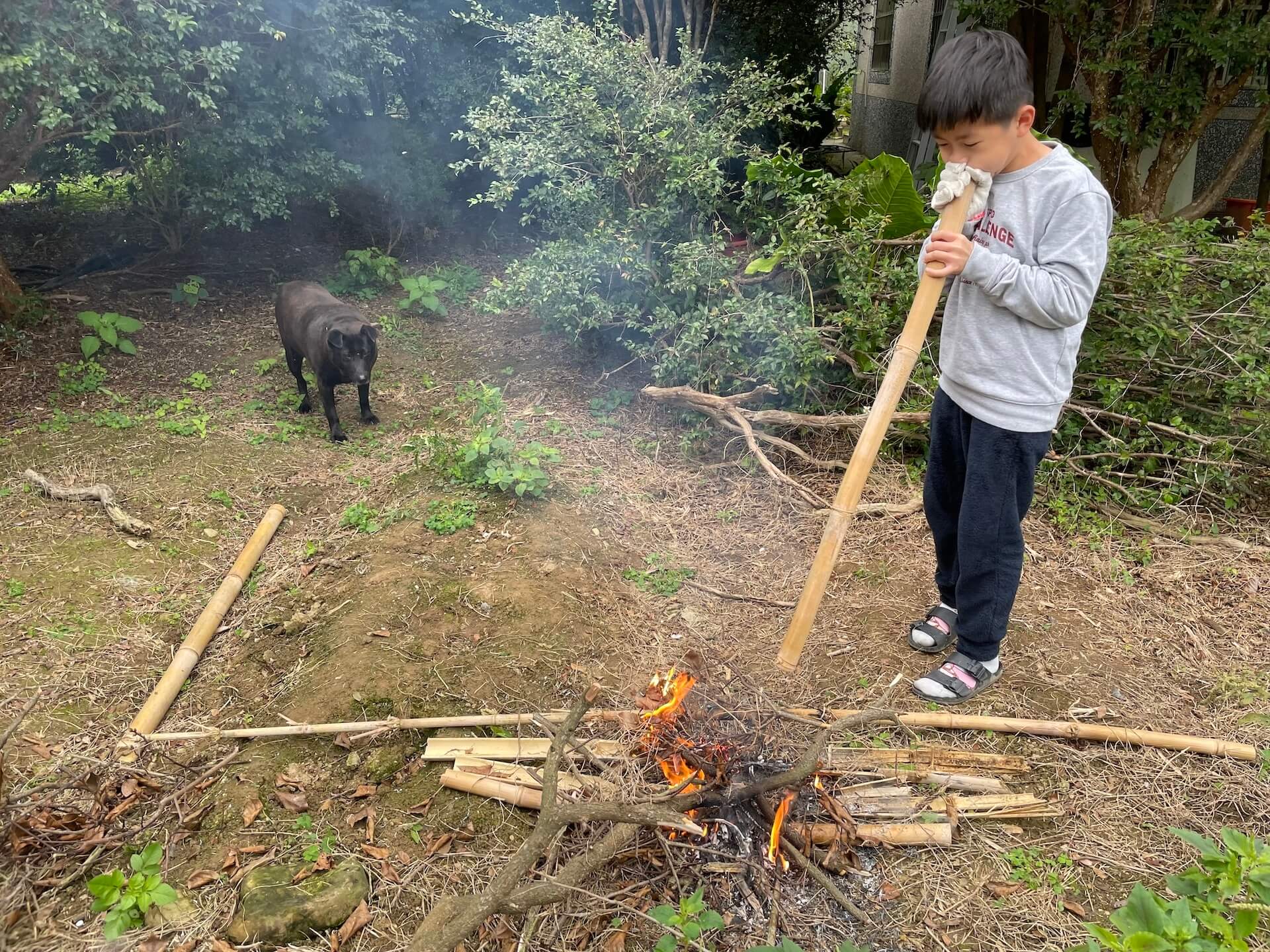 使用吹火筒生火