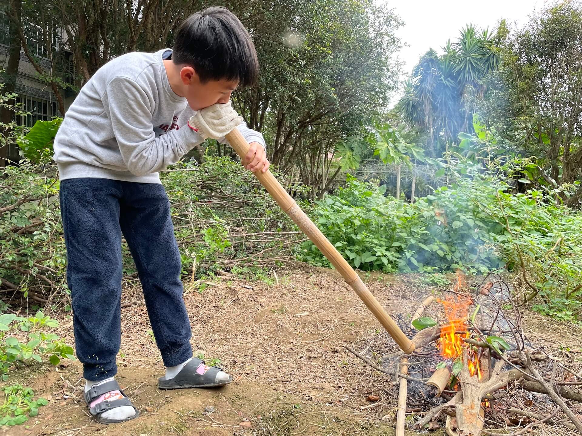 使用吹火筒生火