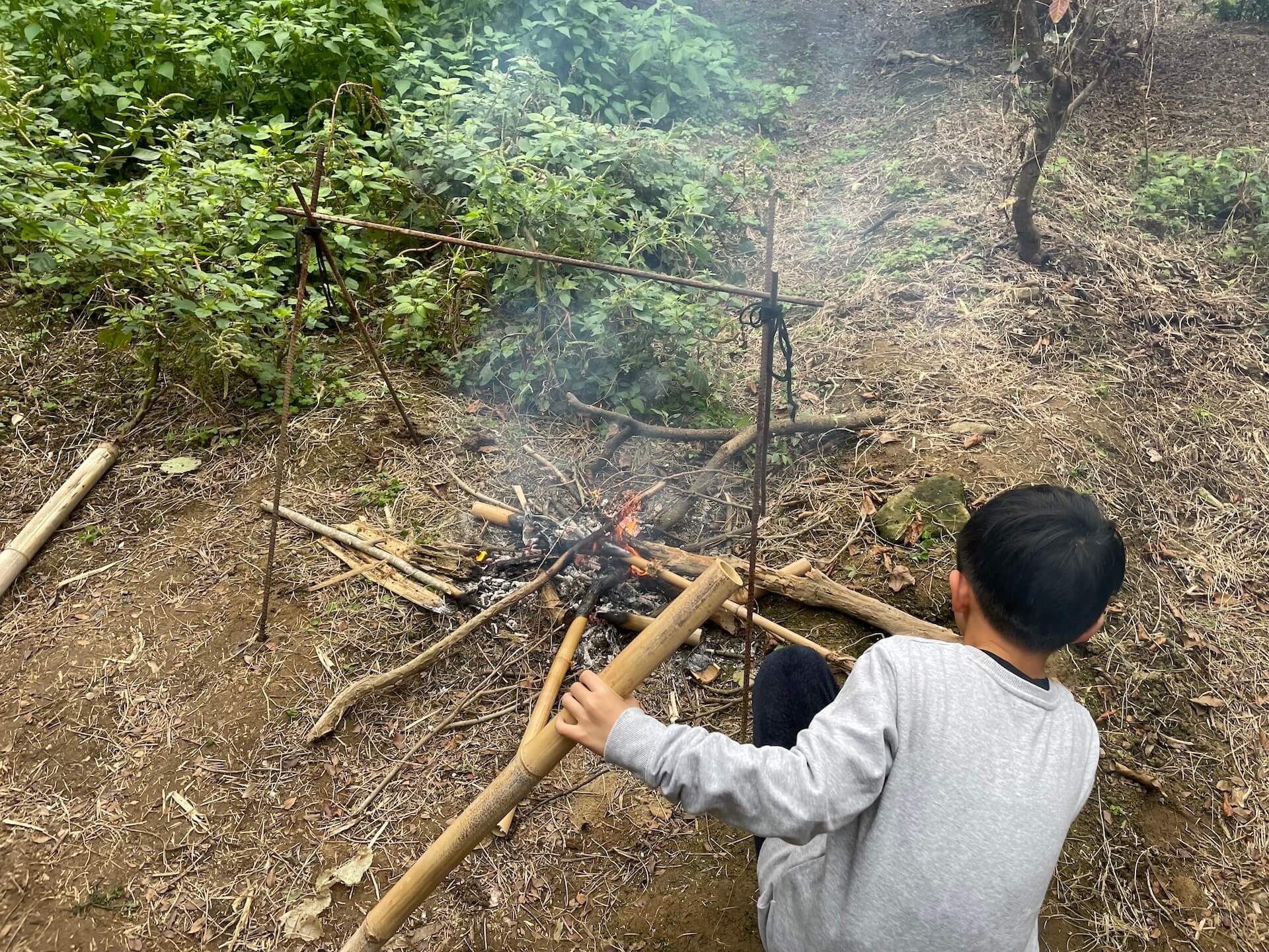 用鋼筋架設吊鍋架