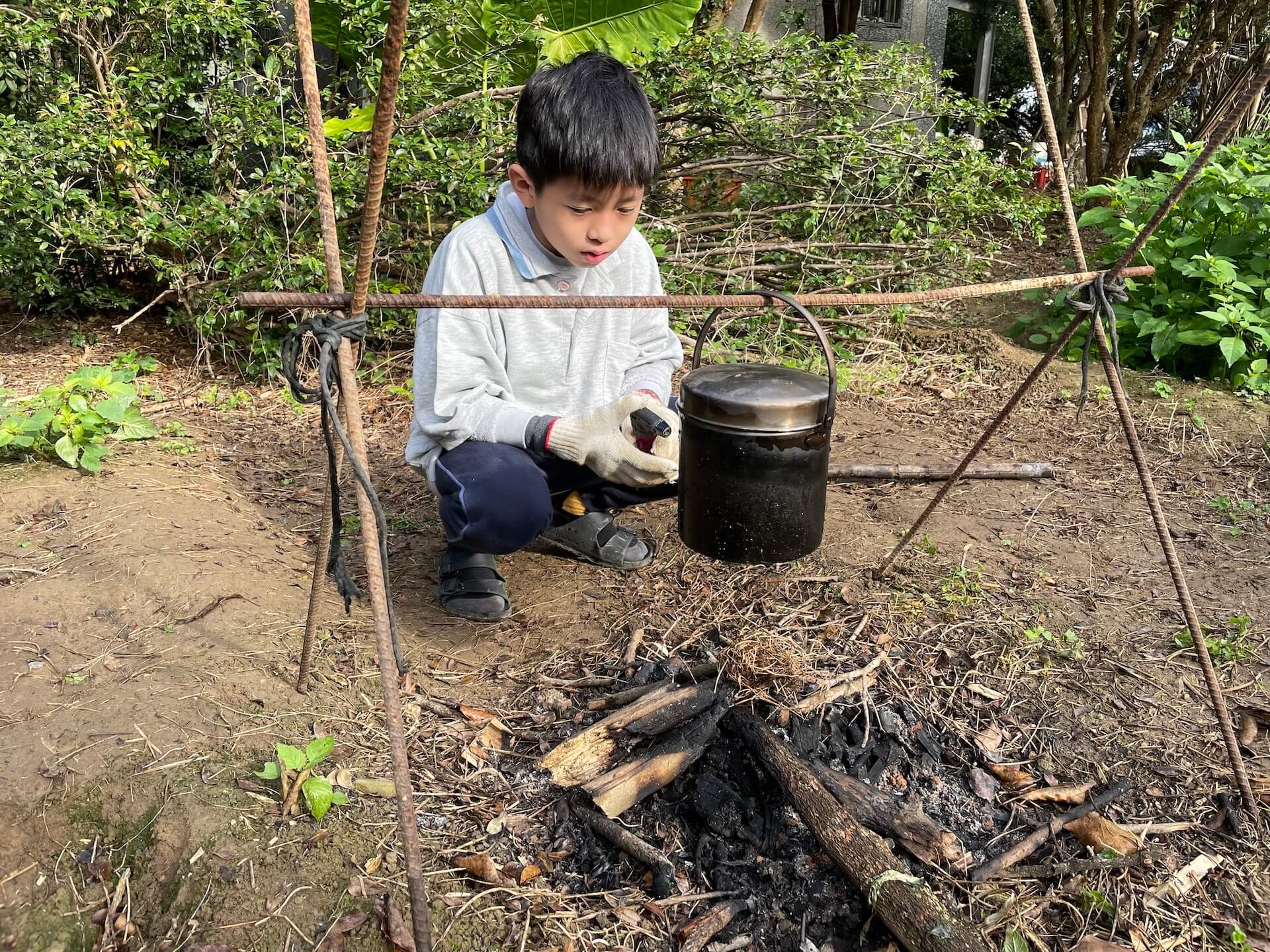 用鋼筋架好鍋子