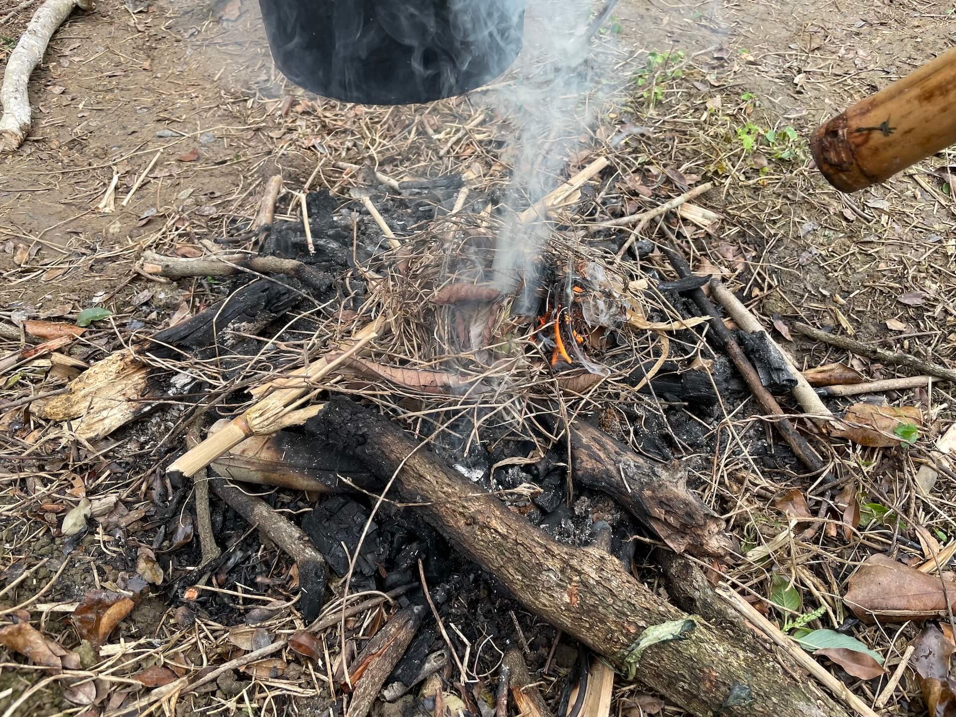 使用吹火筒生火