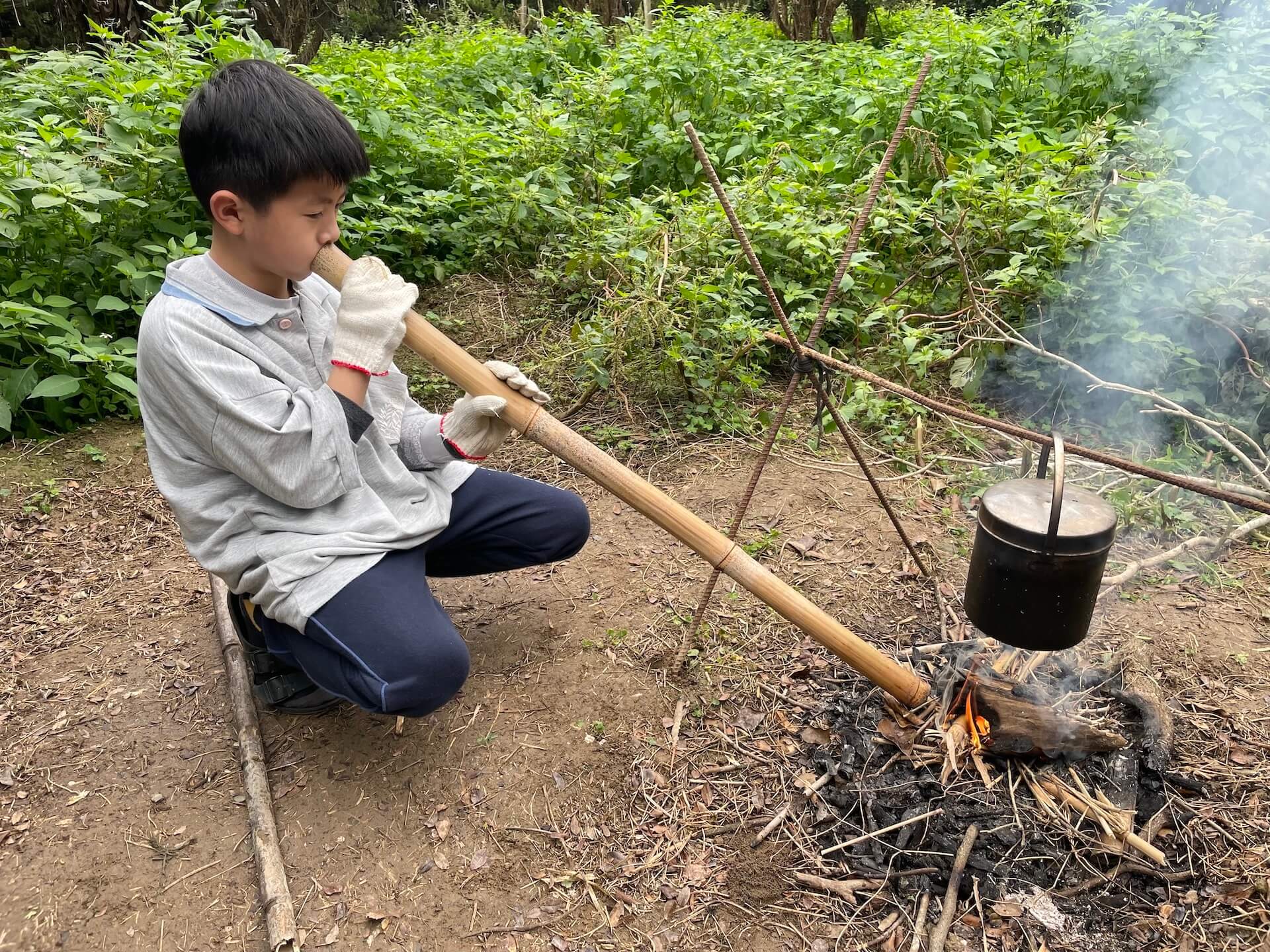 使用吹火筒生火