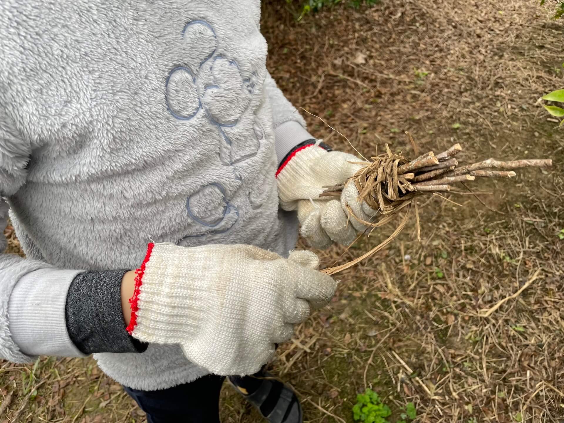 把細樹枝綁成一綑