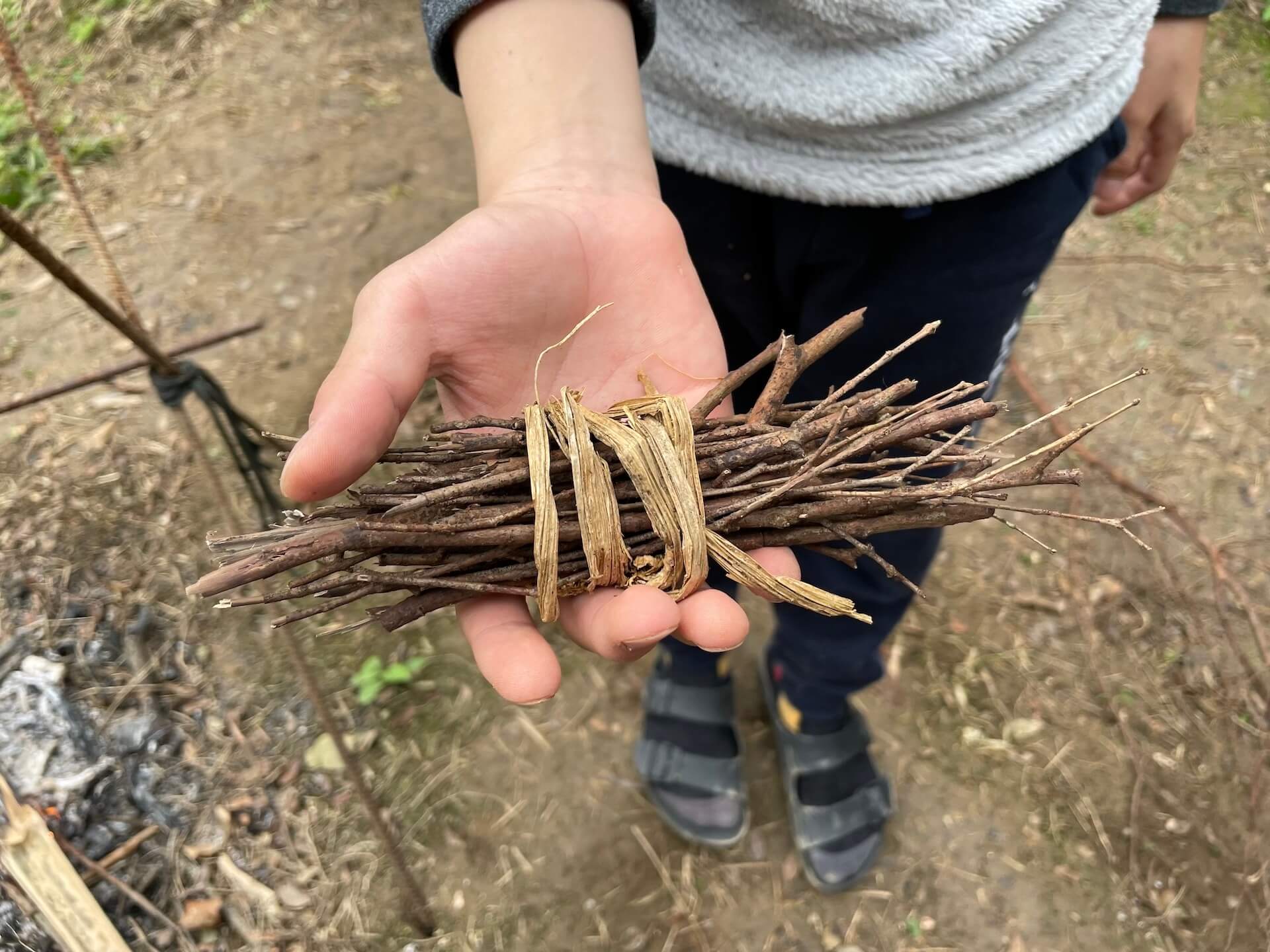 把細樹枝綁成一綑