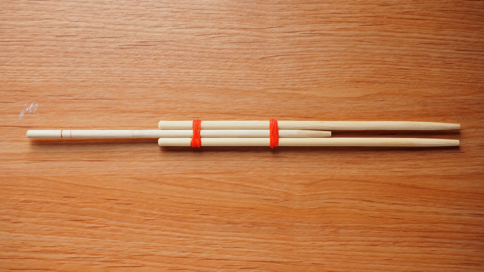 以橡皮筋綁三根竹筷
