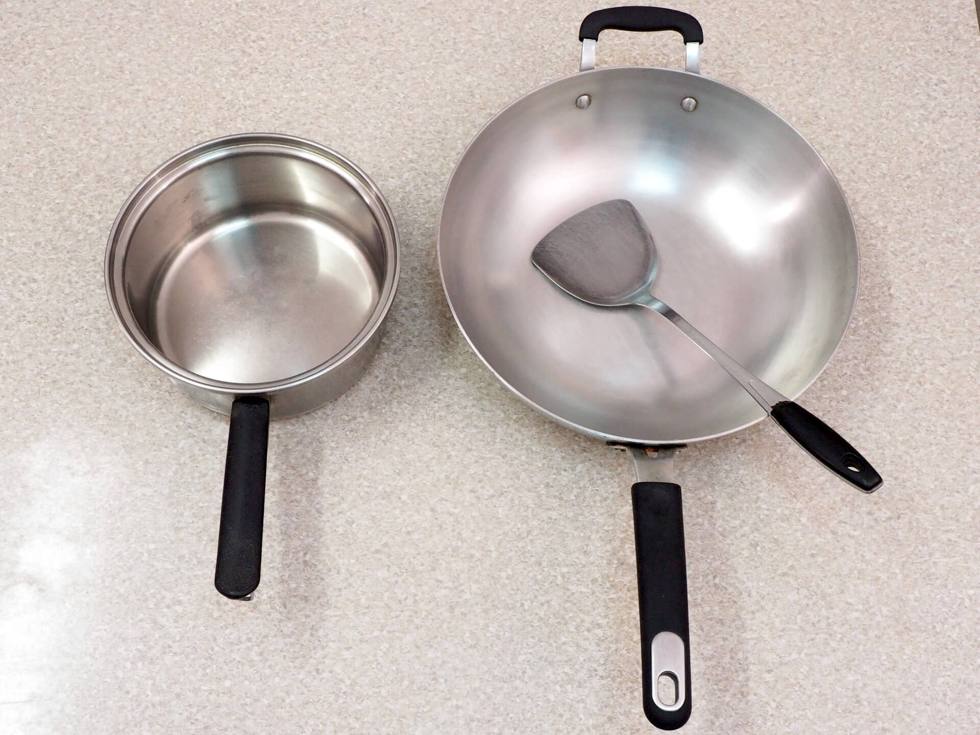 兩個鍋子與鍋鏟