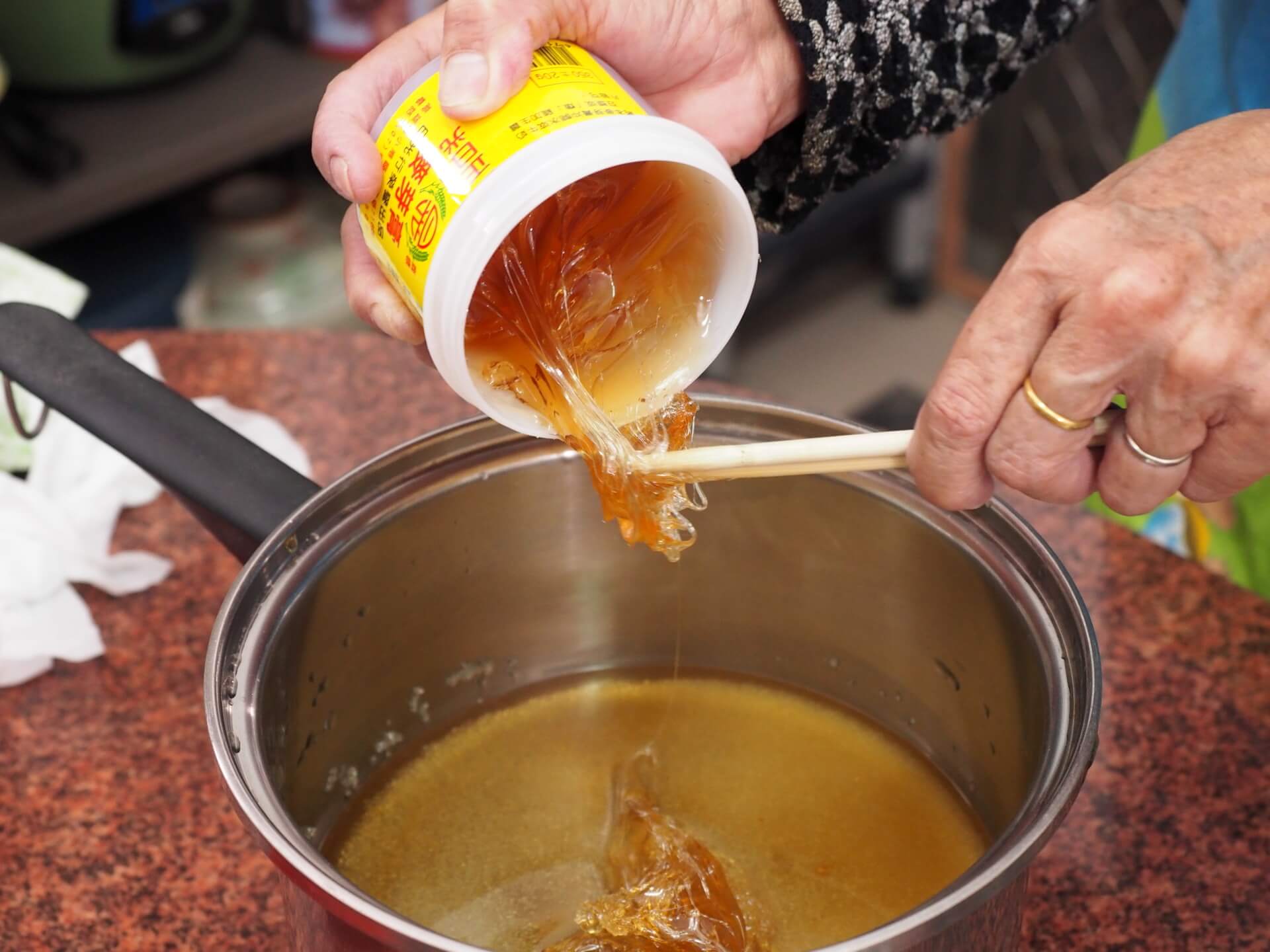 混合麥芽糖、砂糖、水