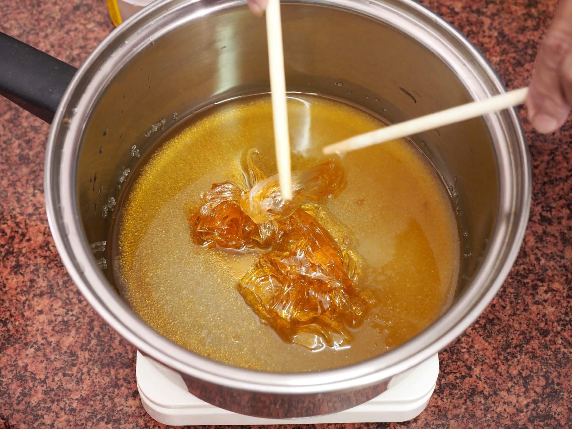 混合麥芽糖、砂糖、水