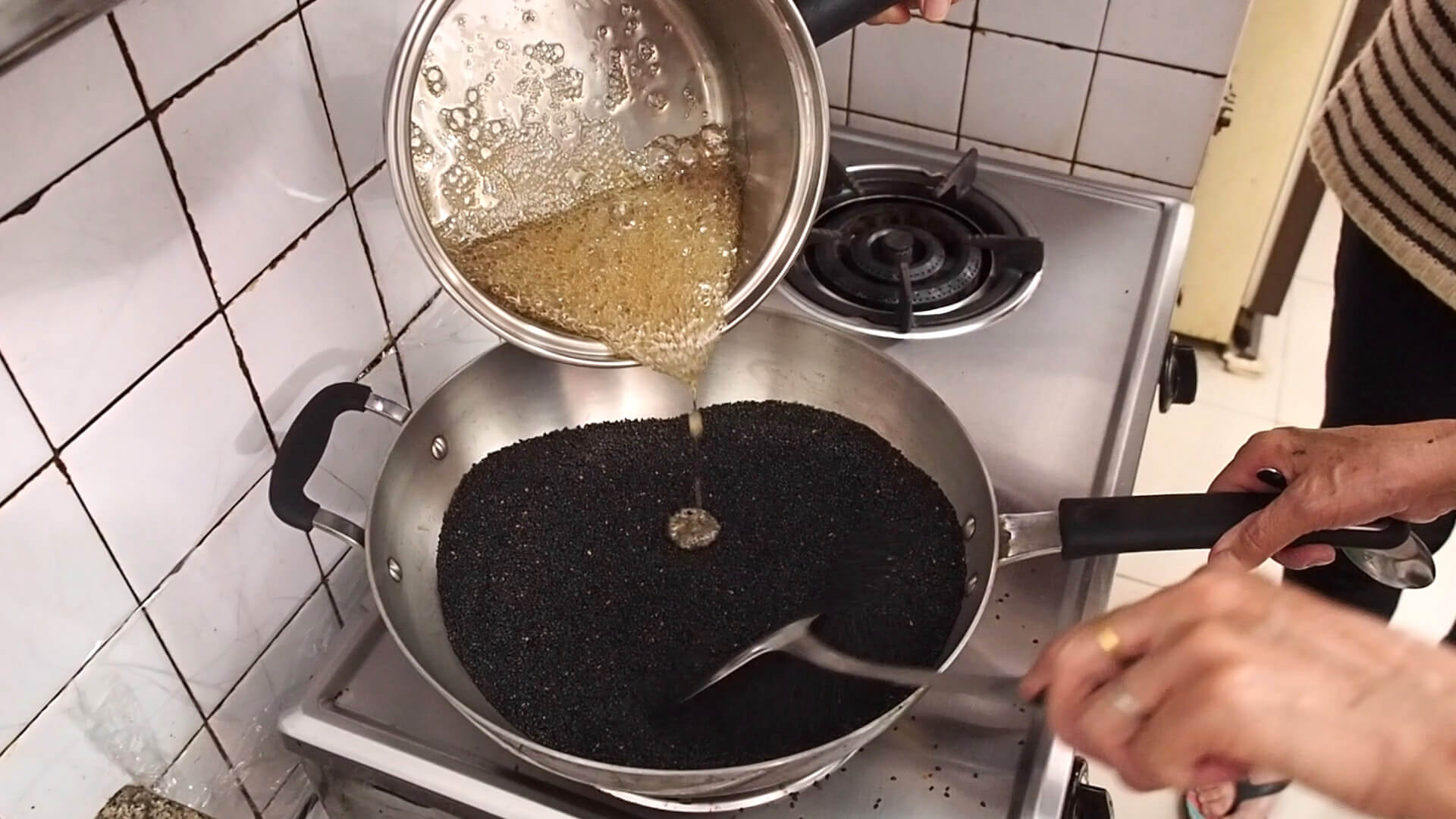 混合黑芝麻與糖膏