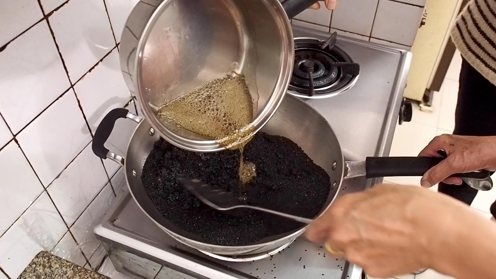 混合黑芝麻與糖膏