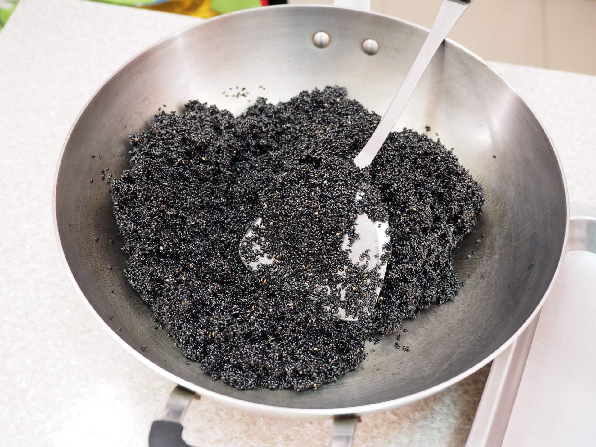 混合黑芝麻與糖膏