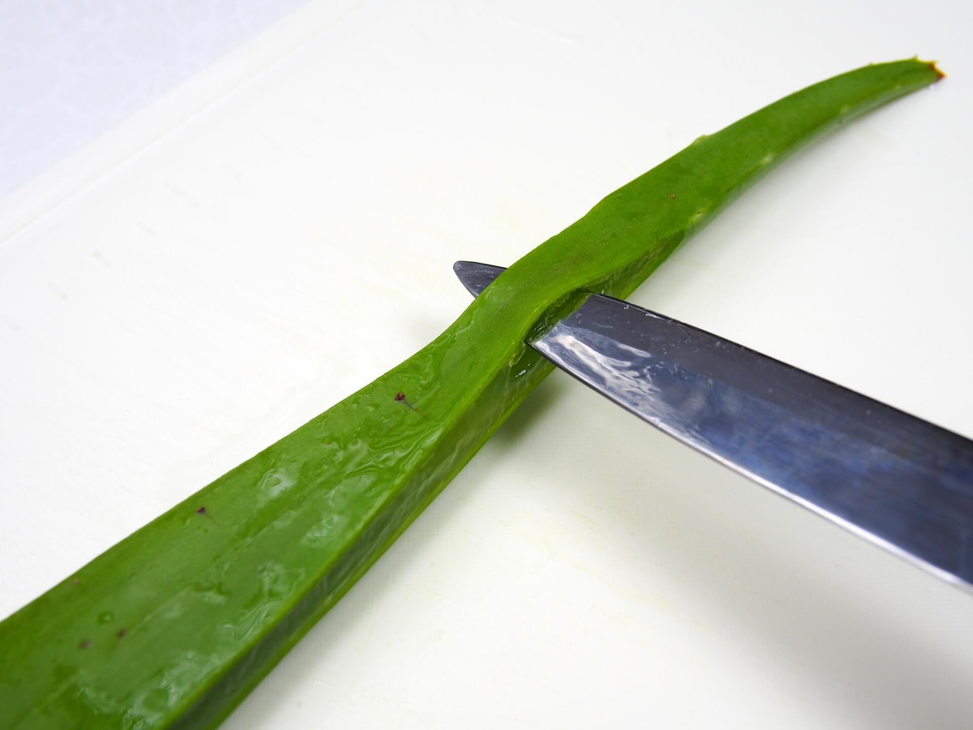 以刀背取出蘆薈肉