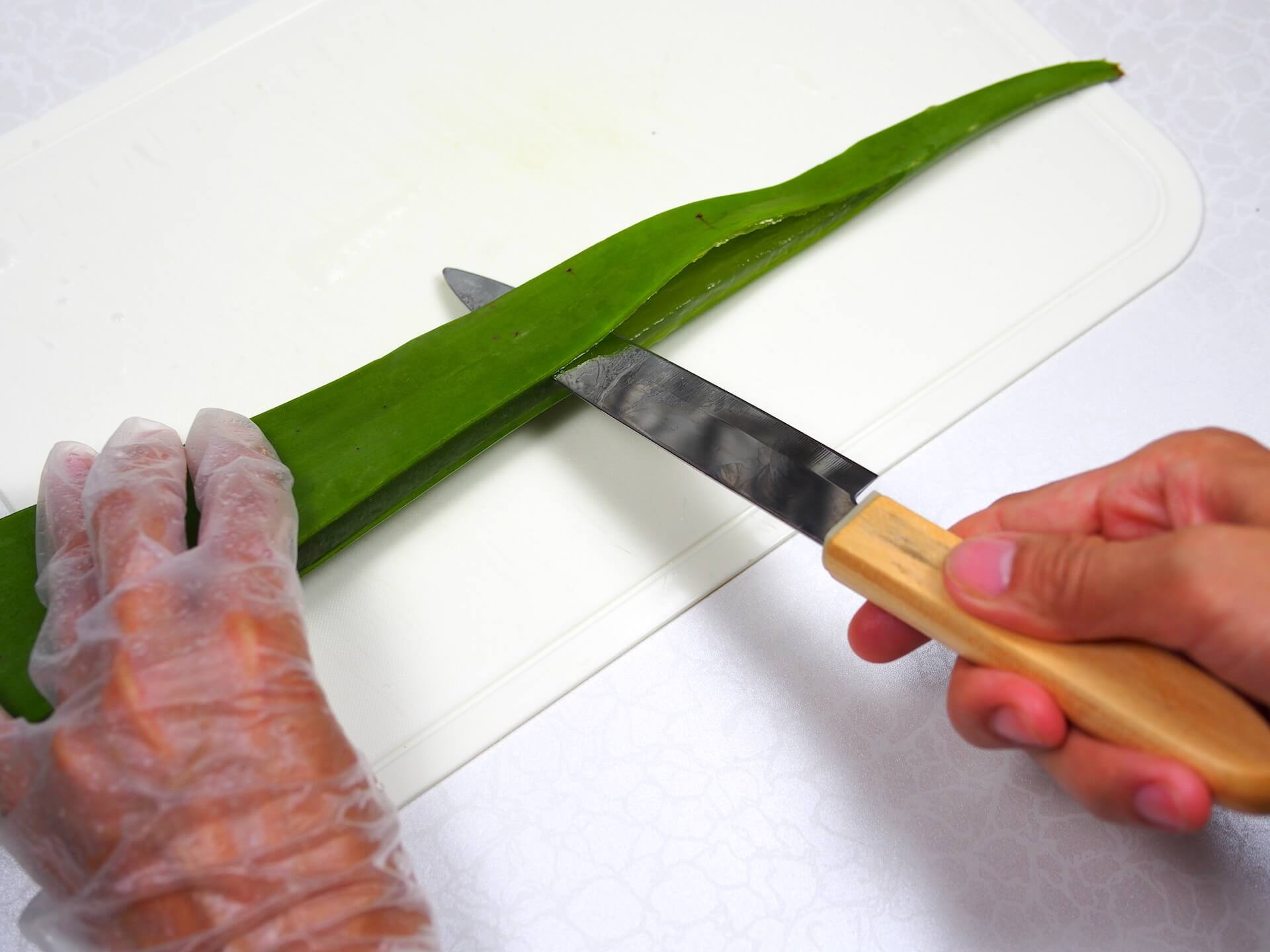 以刀背取出蘆薈肉