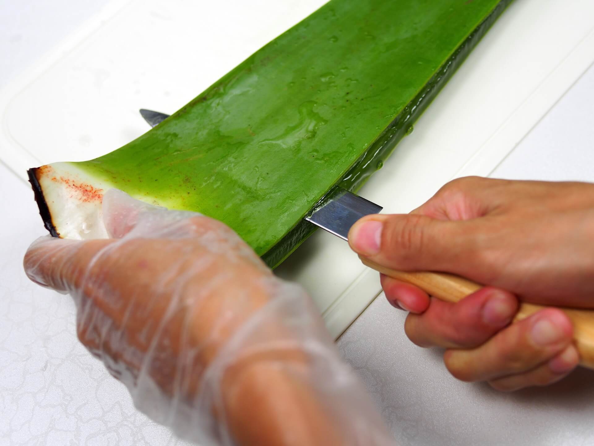 以刀背取出蘆薈肉