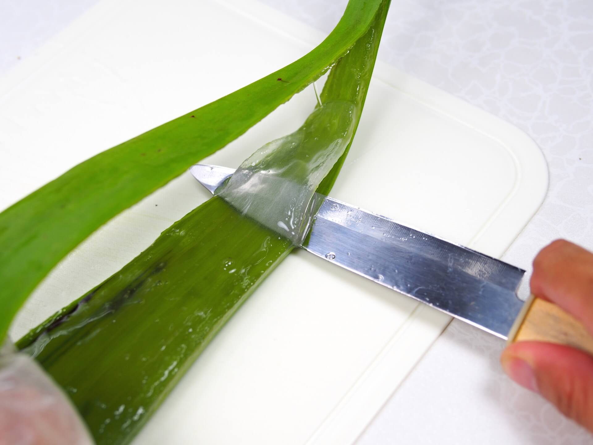 以刀背取出蘆薈肉