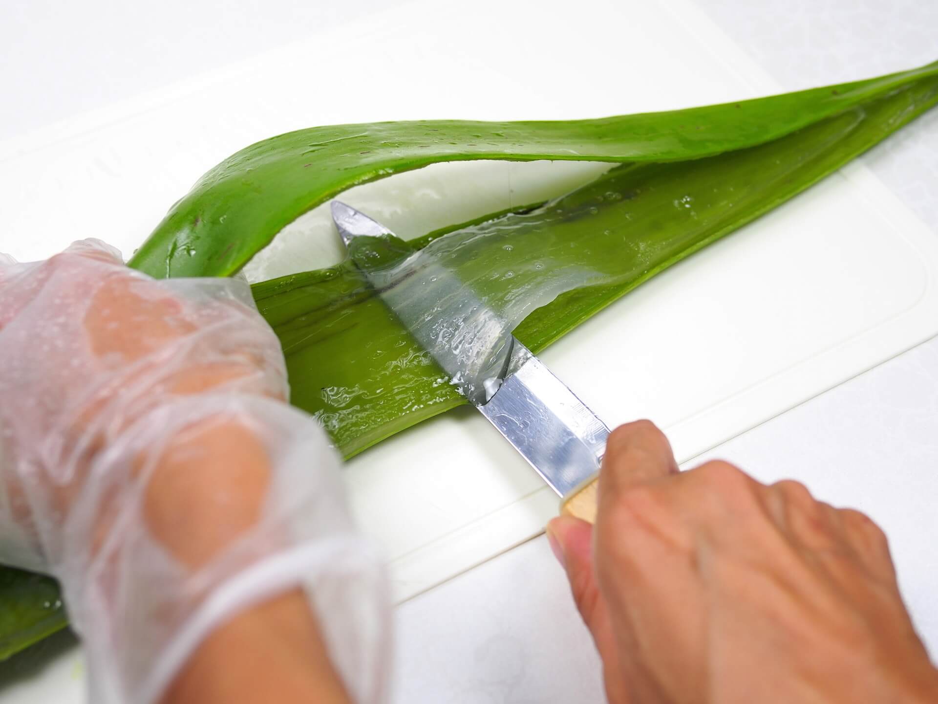以刀背取出蘆薈肉