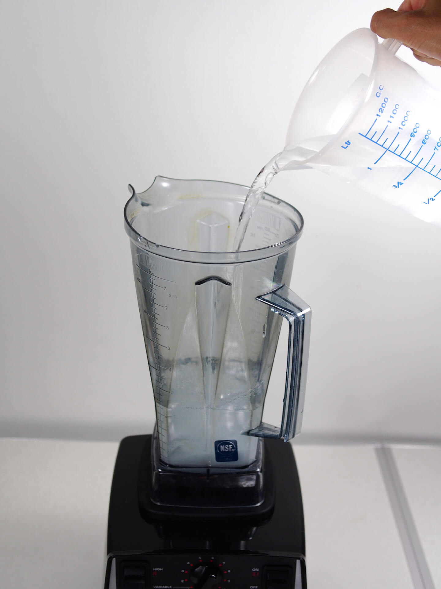 倒入蘆薈果肉與純淨水