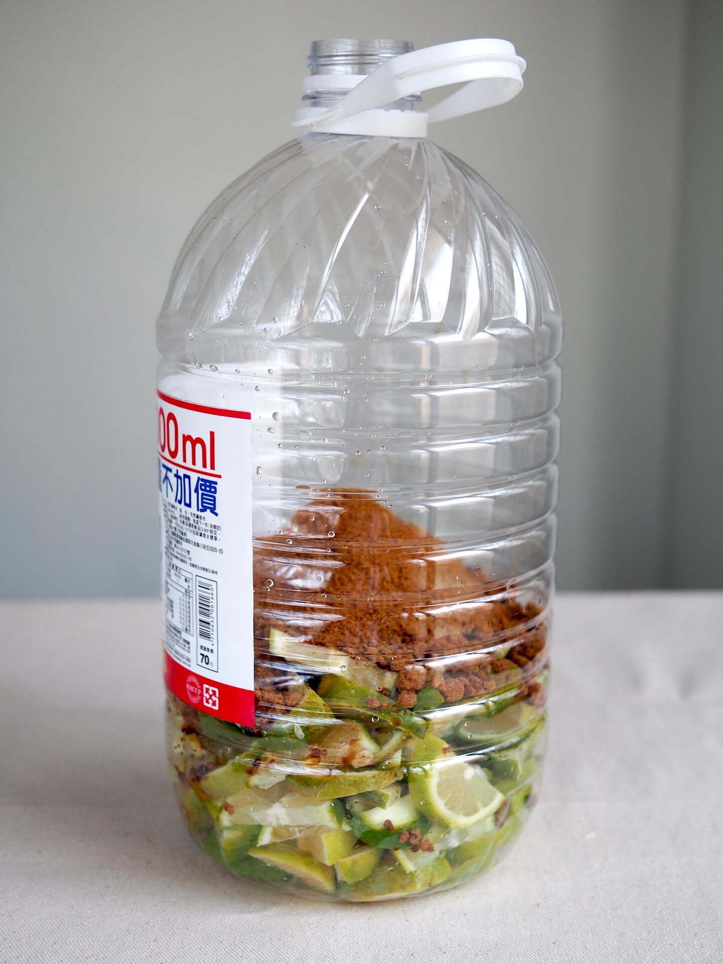 倒入所需的黑糖