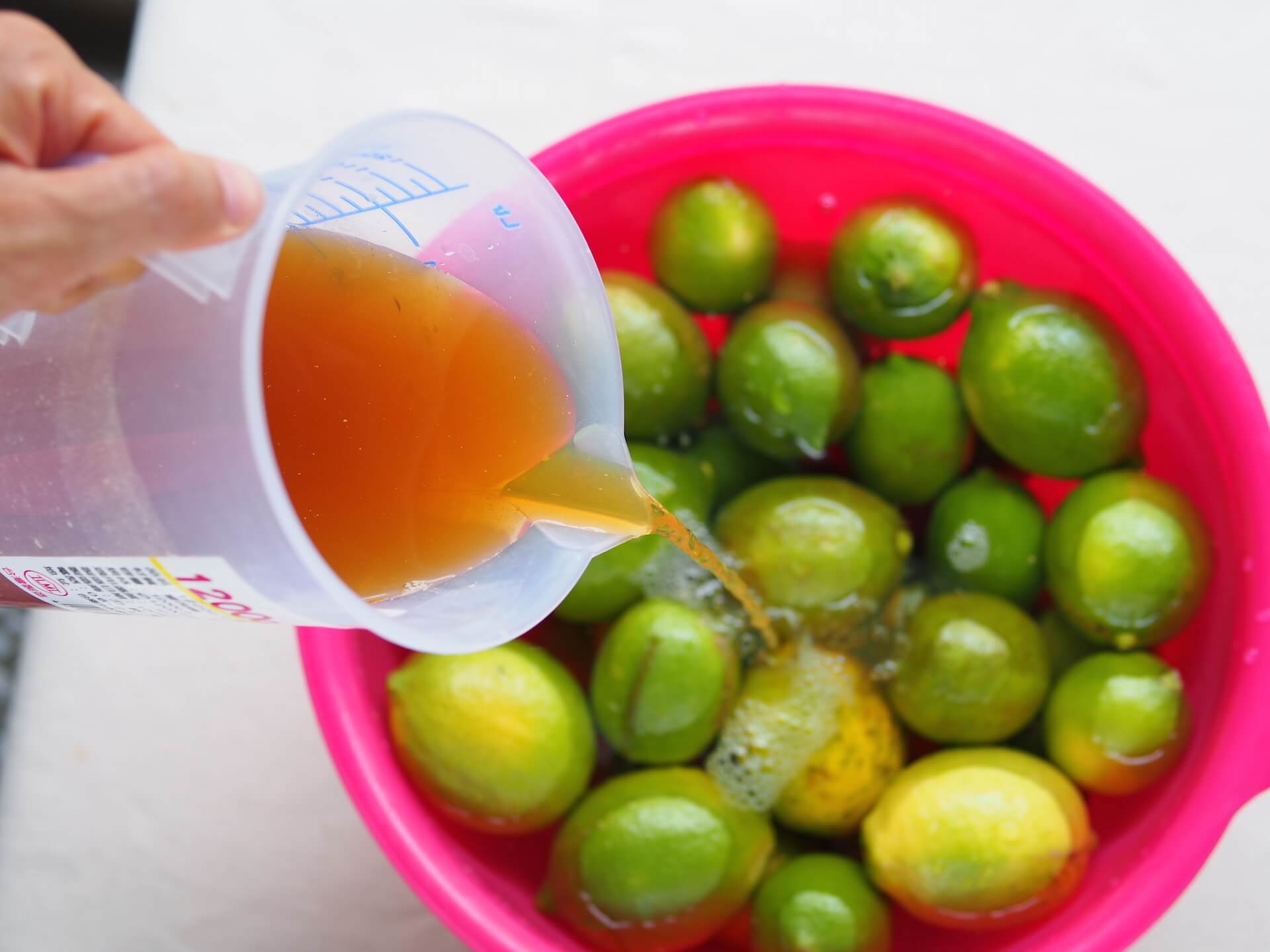 使用環保酵素洗淨檸檬