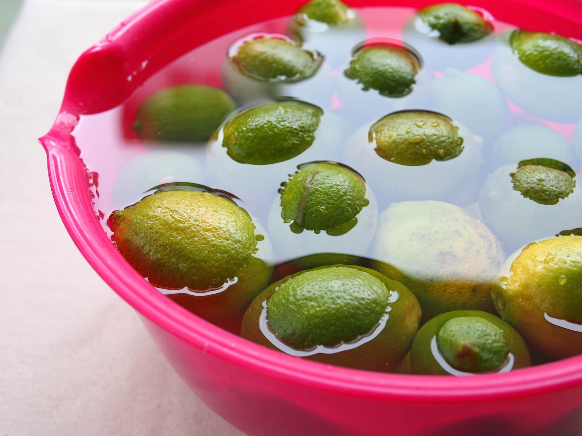 讓檸檬浸泡環保酵素約半小時後再洗淨