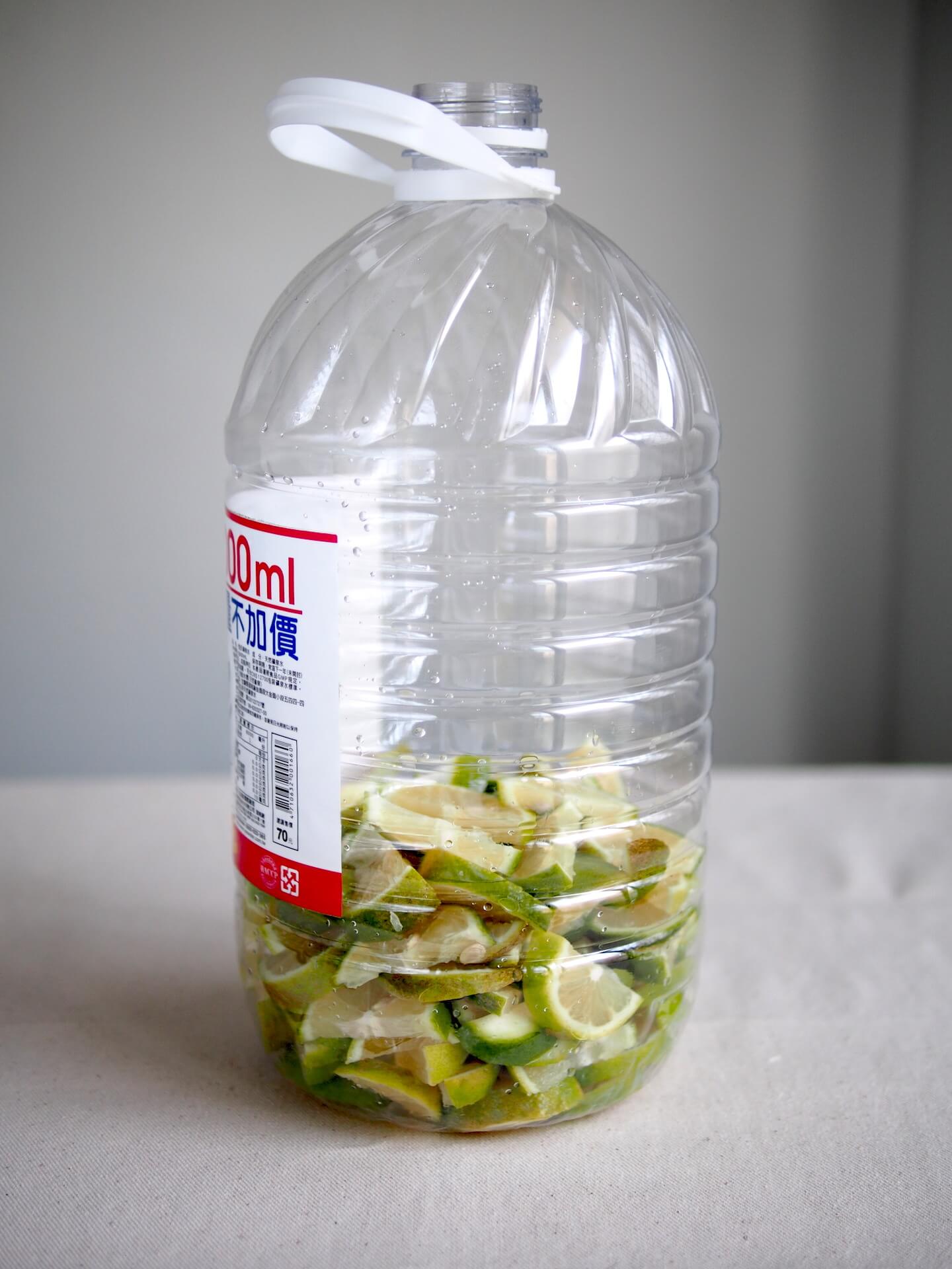 將檸檬片放進發酵用的容器中