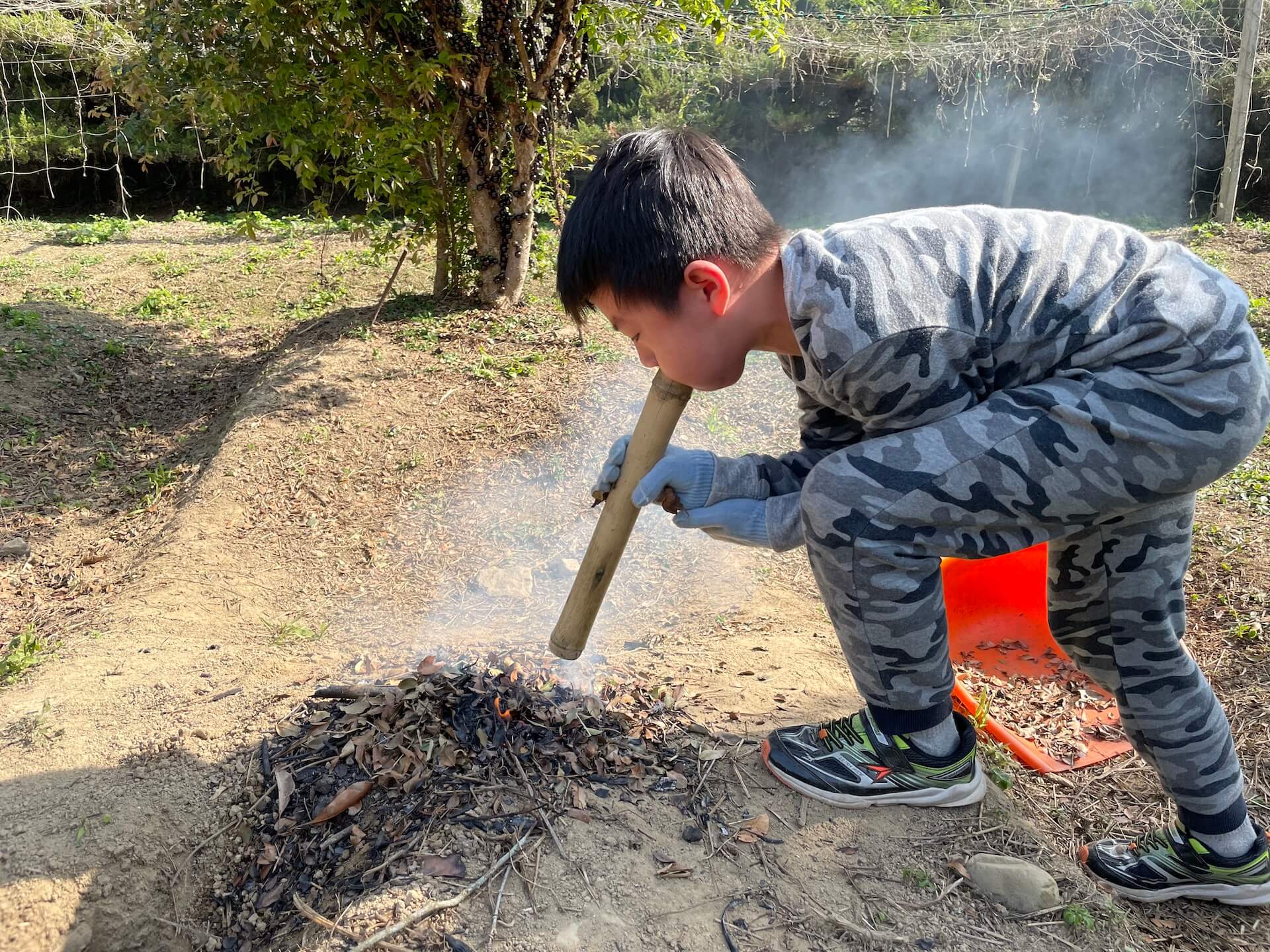 使用吹火筒生火