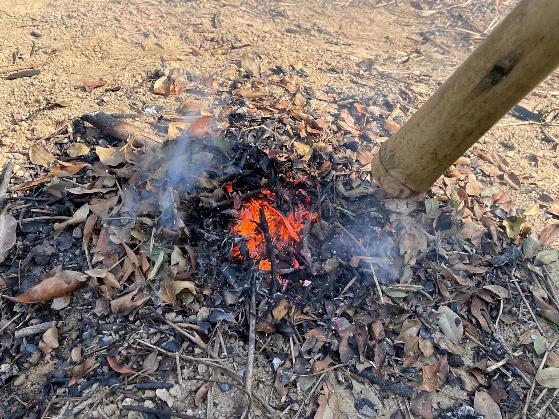 使用吹火筒生火