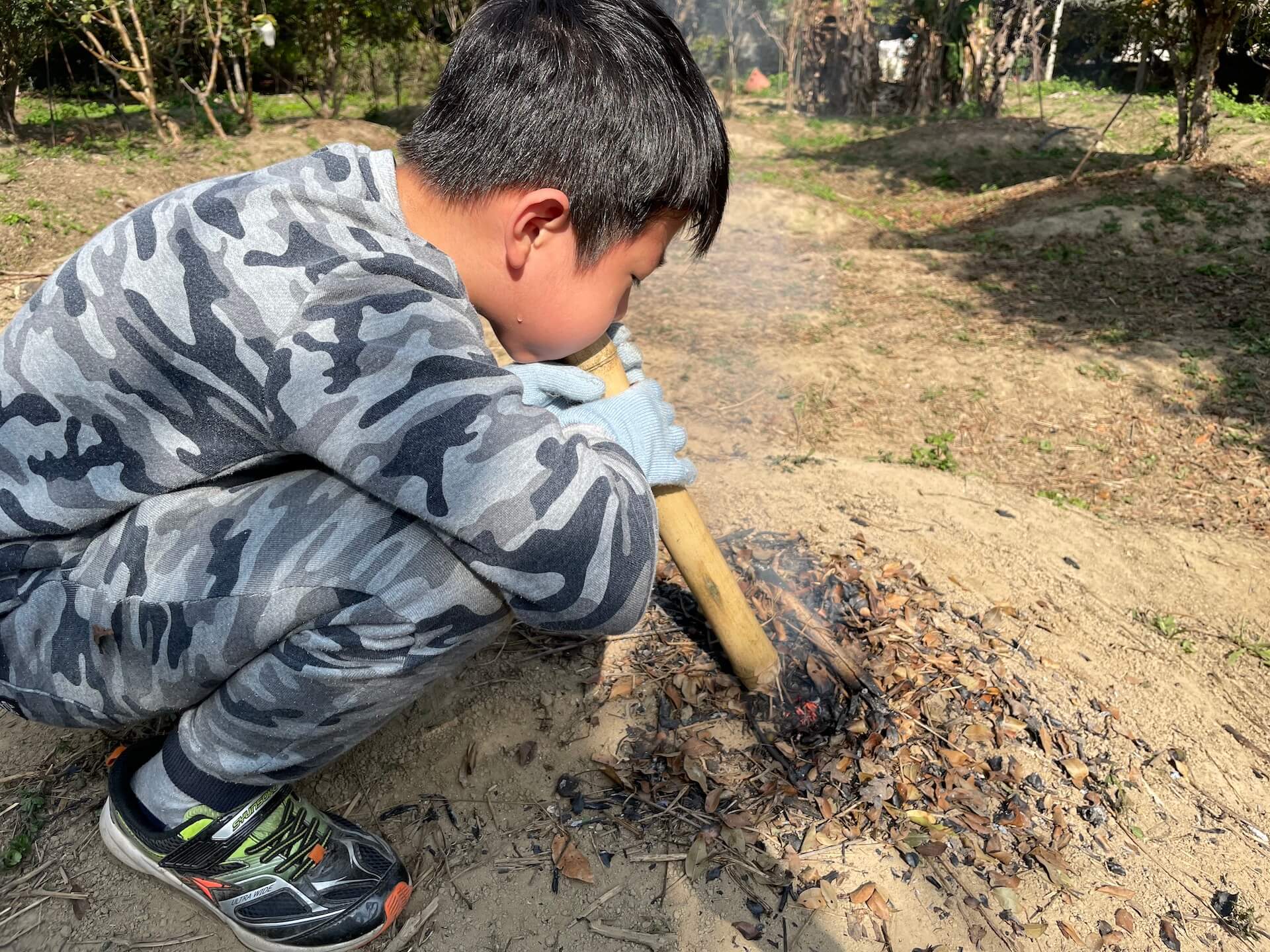 使用吹火筒生火