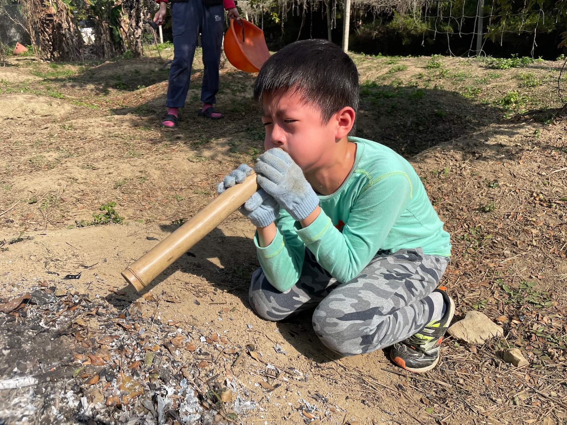 使用吹火筒生火