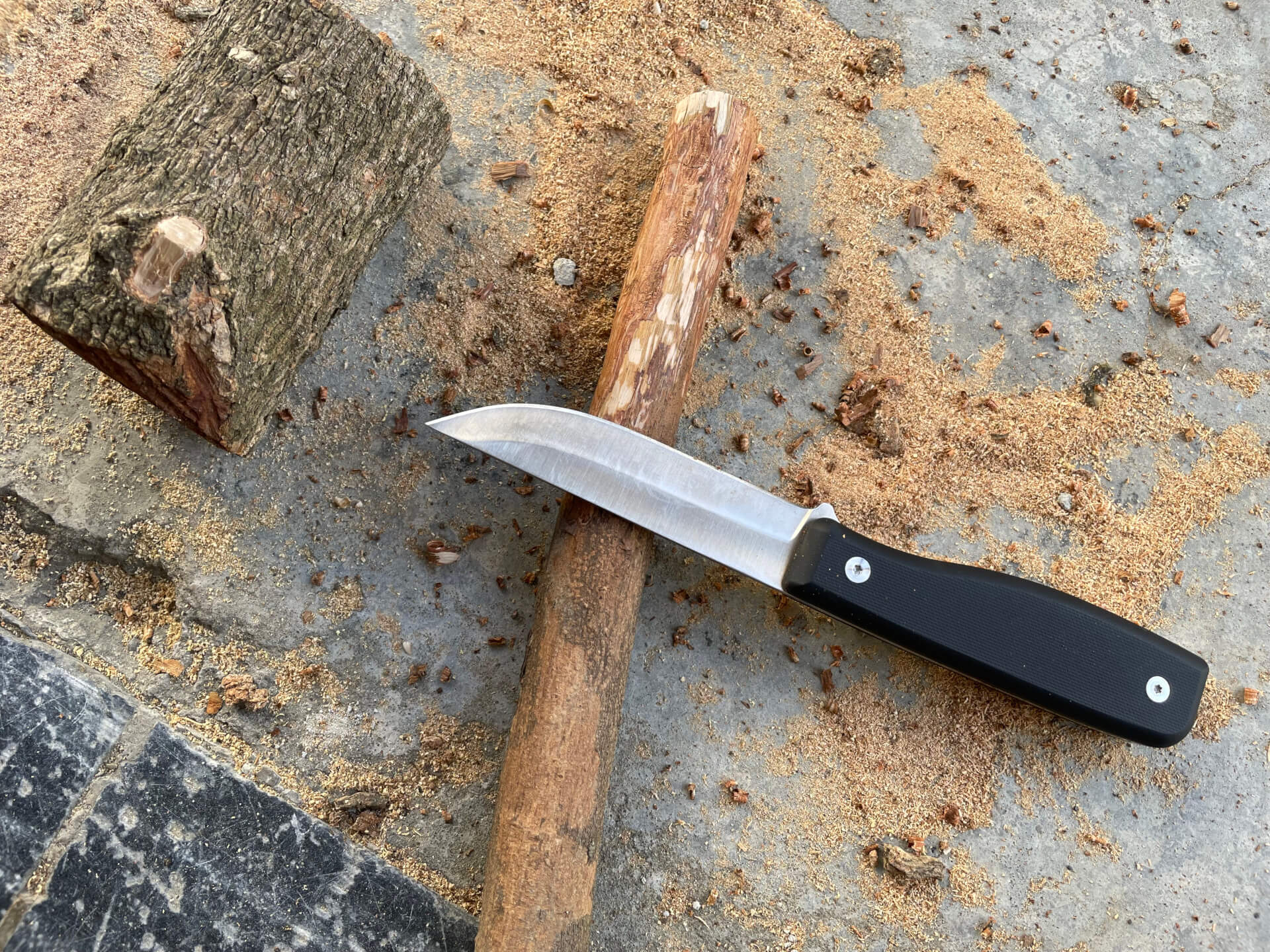 以直刀削掉樹皮