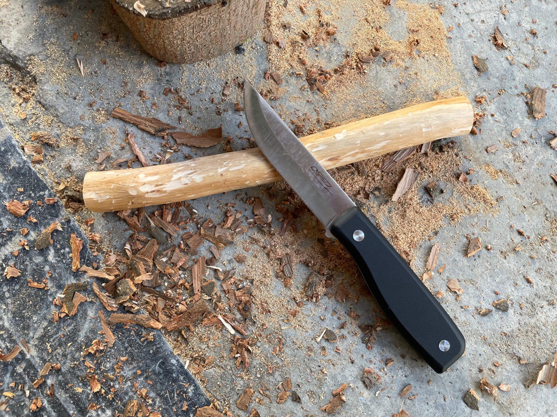 以直刀削掉樹皮