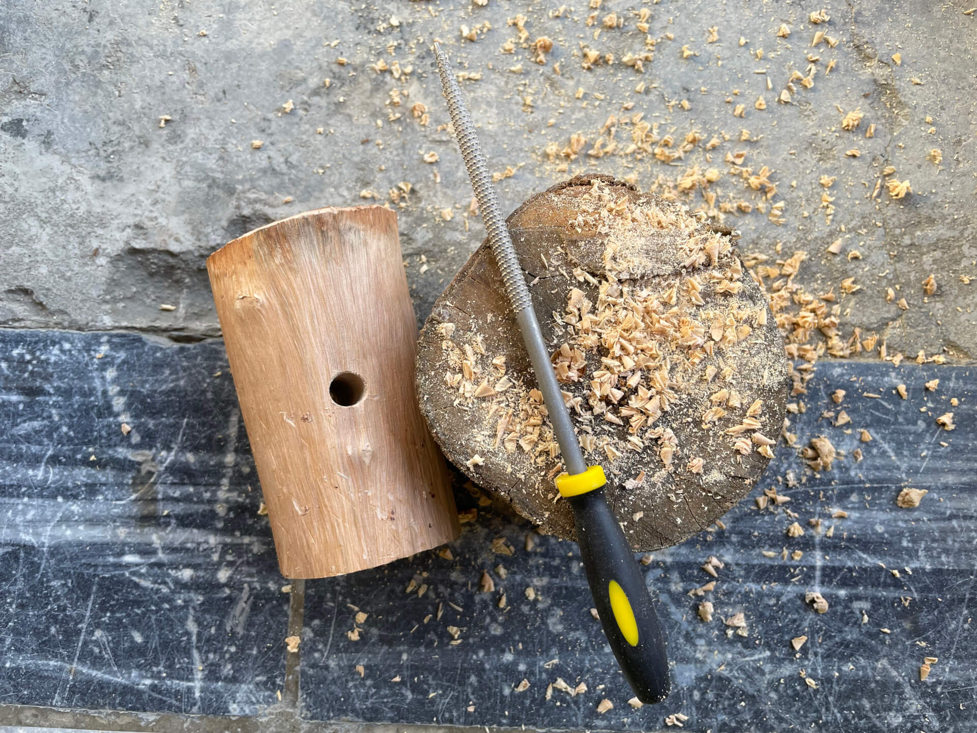 以銼刀打磨槌頭的孔洞