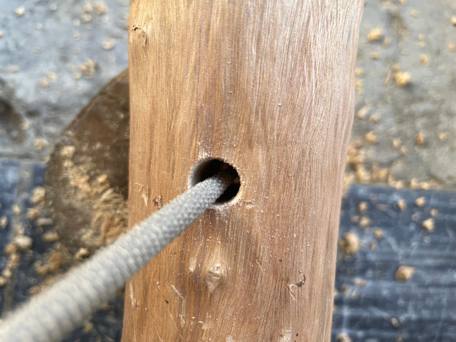 以銼刀打磨槌頭的孔洞