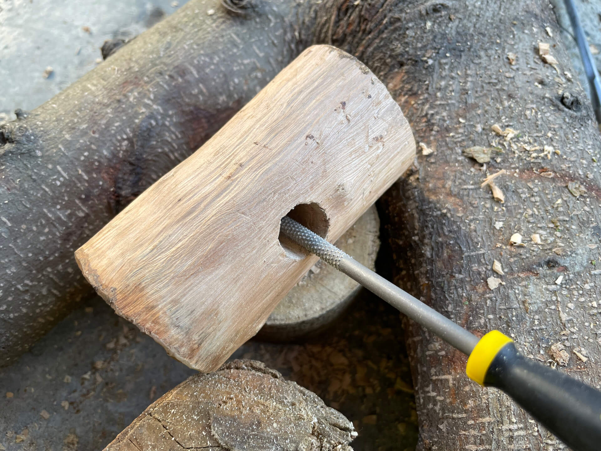 以銼刀打磨槌頭的孔洞