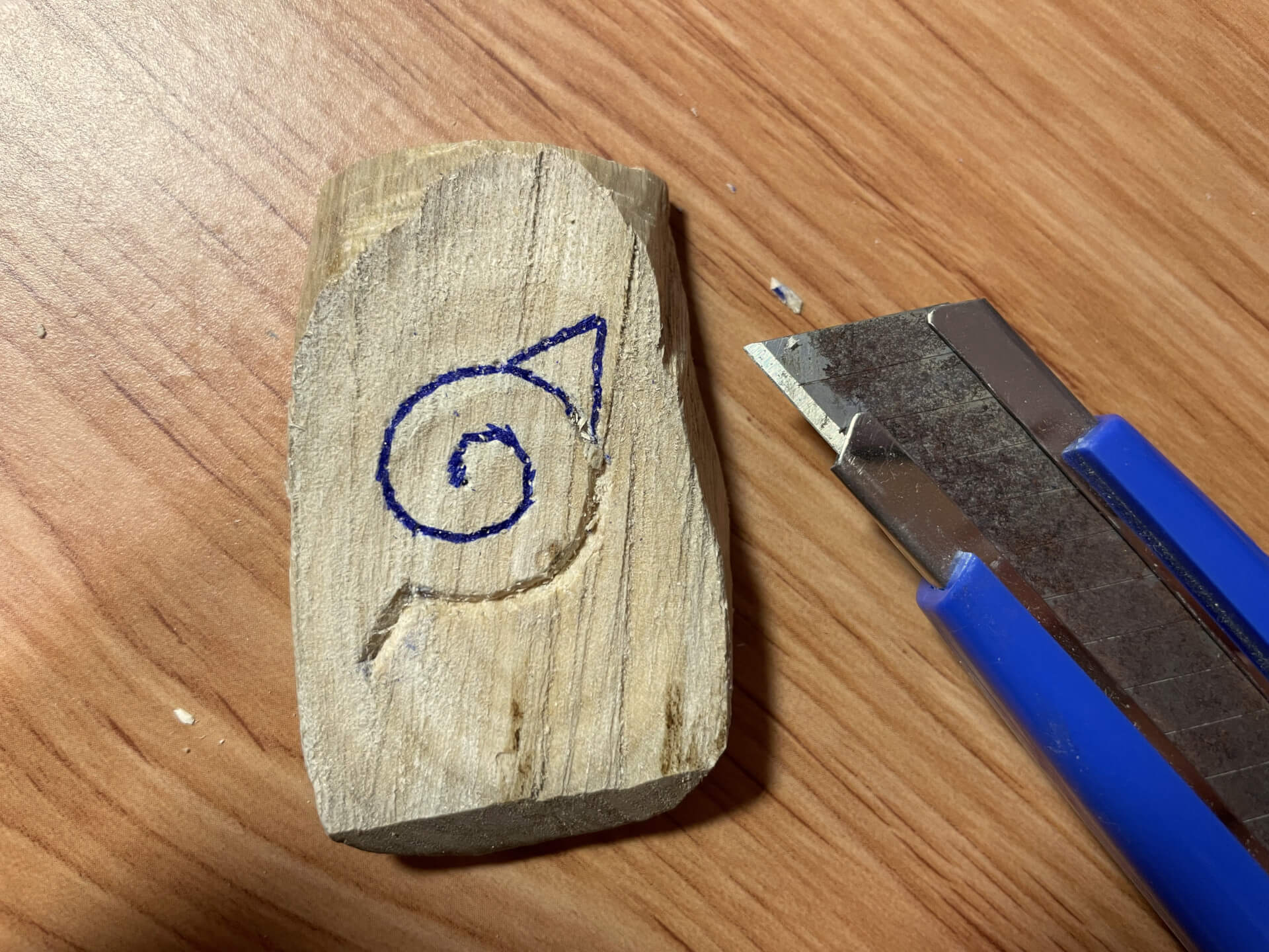 美工刀刻木葉標誌