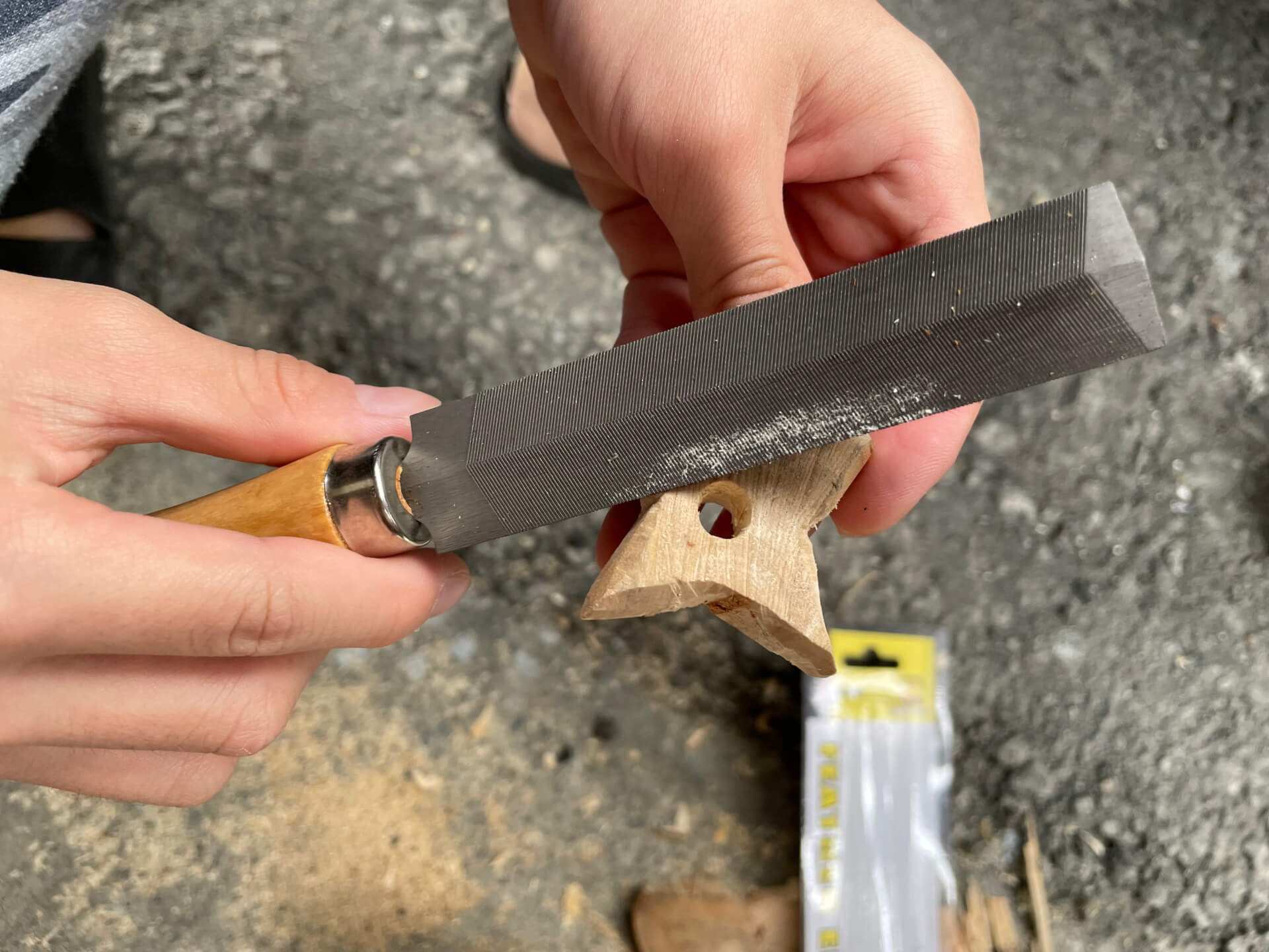 銼刀修整木頭