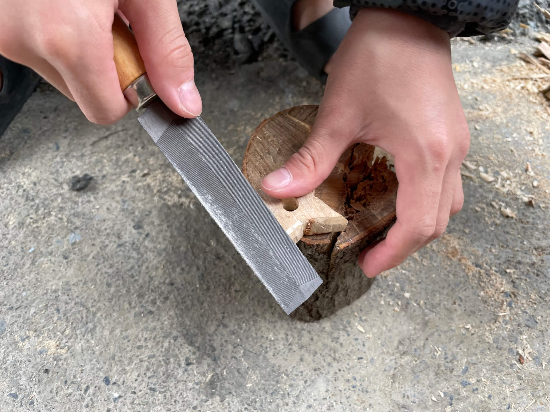 銼刀修整木頭