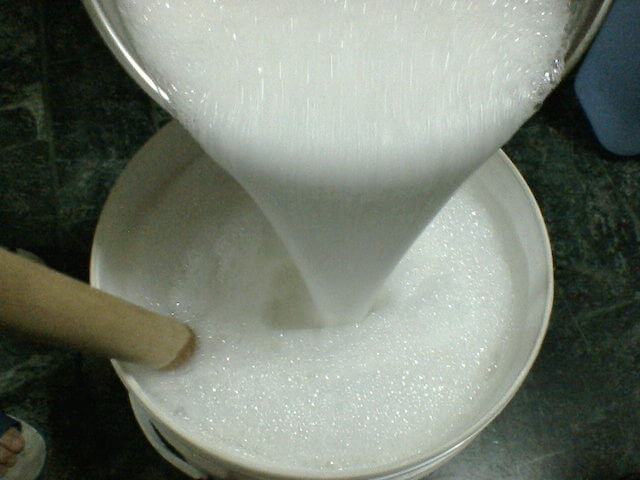 倒入過濾水、檸檬酒精和蘆薈白肉汁