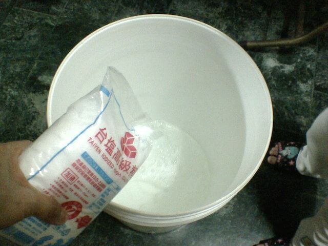 倒入1000cc 水、鹽和椰子油起泡劑