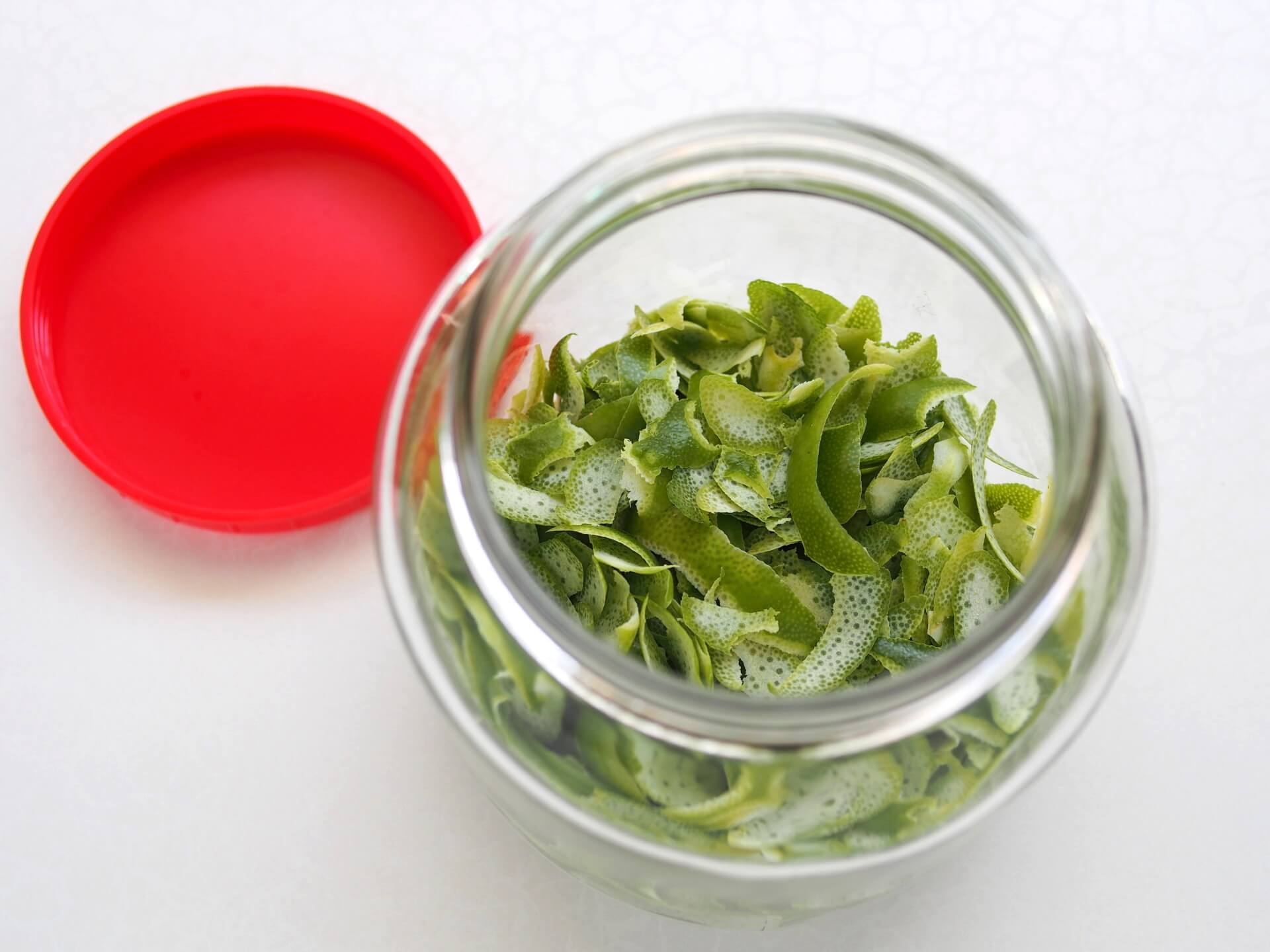 將檸檬皮放進玻璃罐