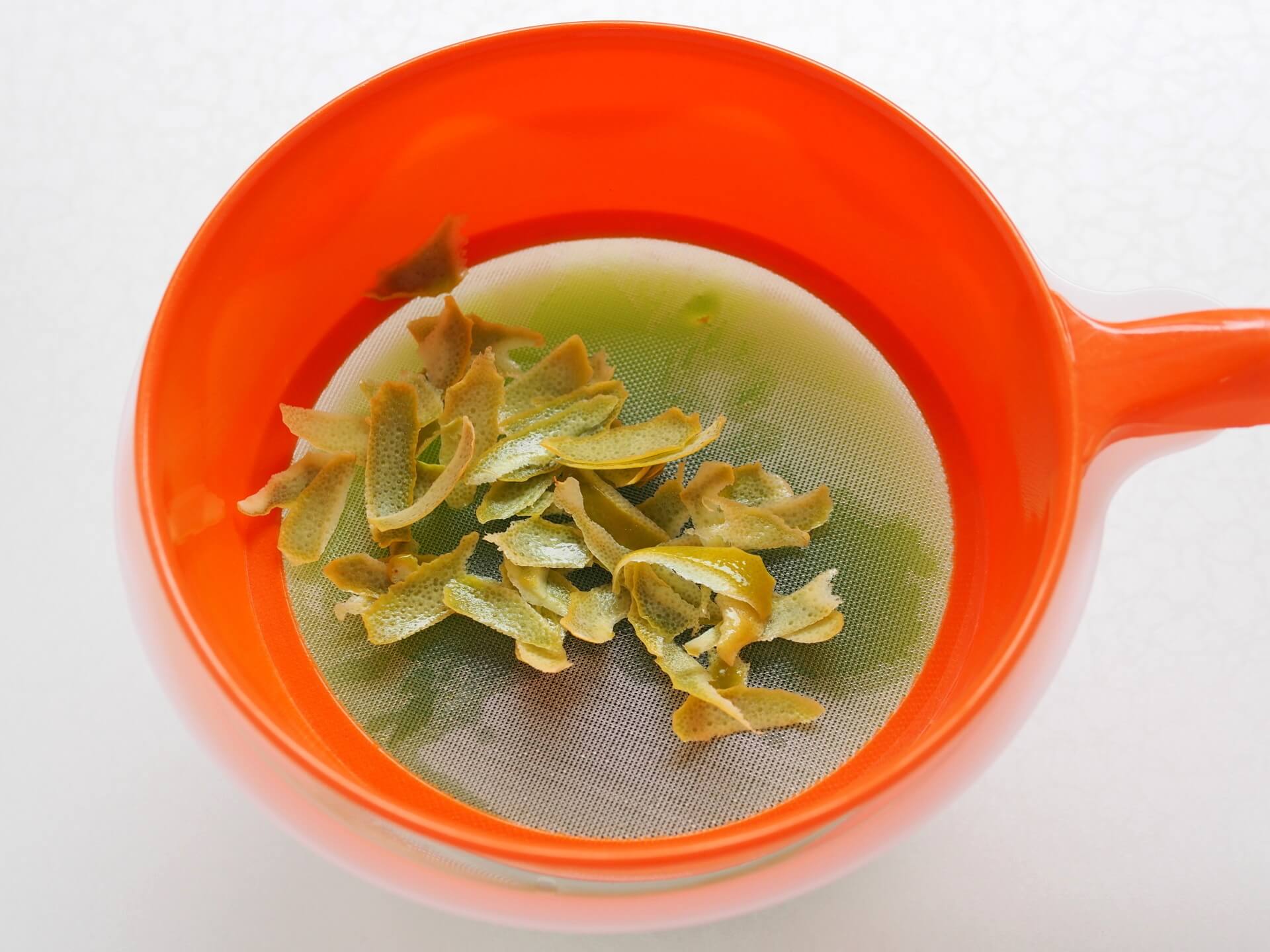 過濾出來的檸檬皮